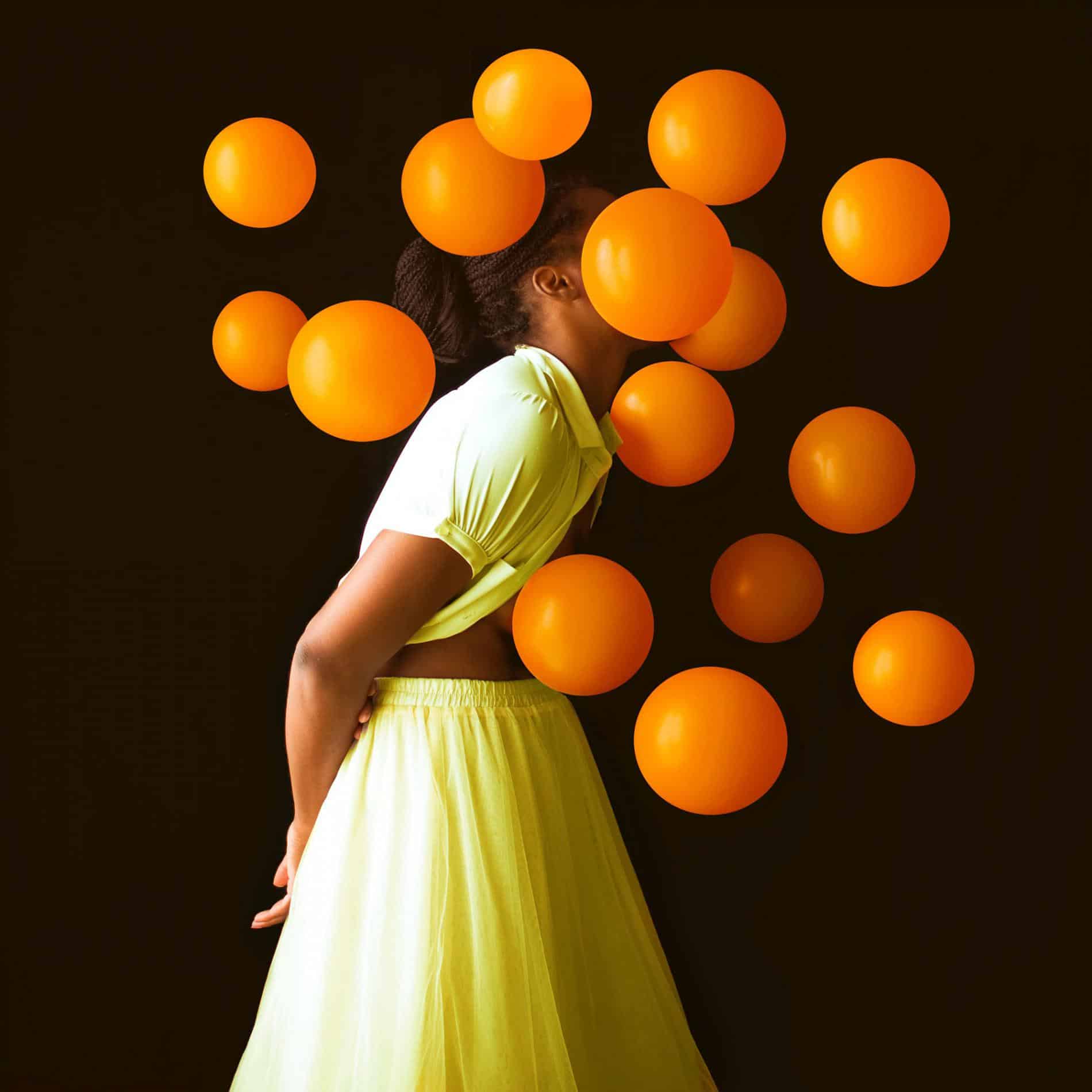 fares micue autoretrato globos orange