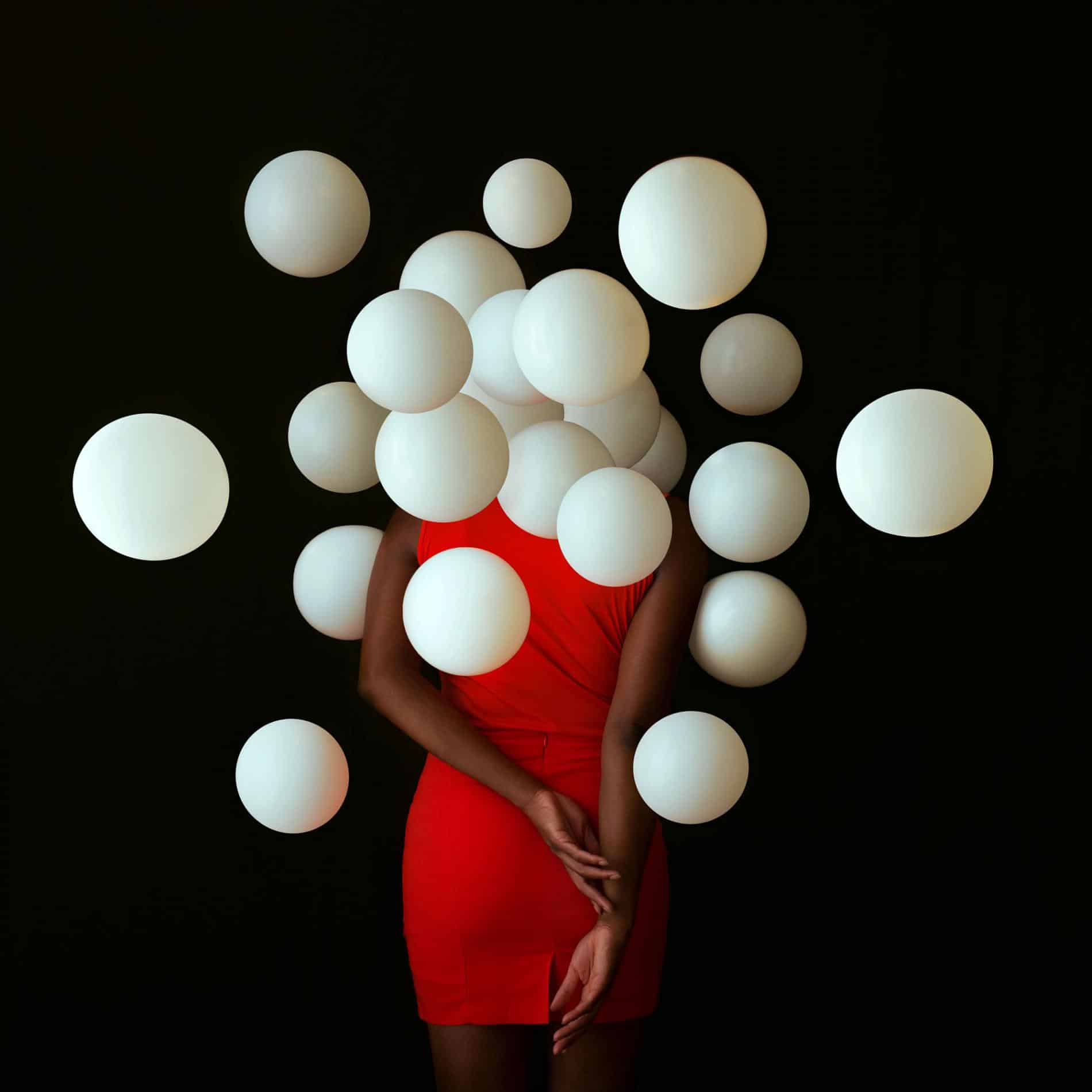 fares micue autoretrato globos vestido rojo