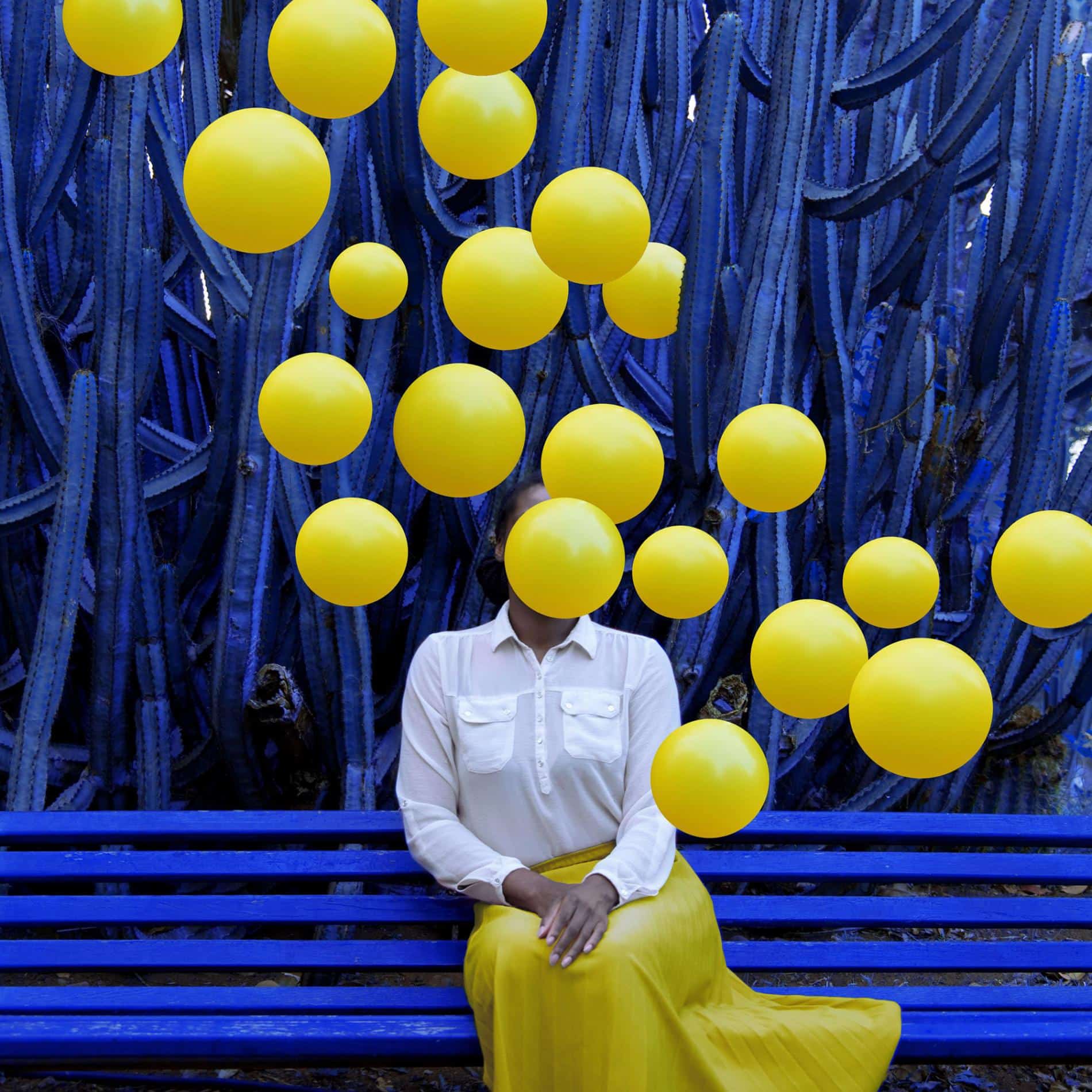 fares micue autoretrato globos