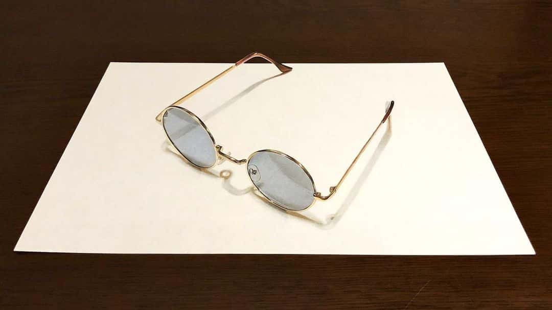 dibujo hiperrealista de unas gafas