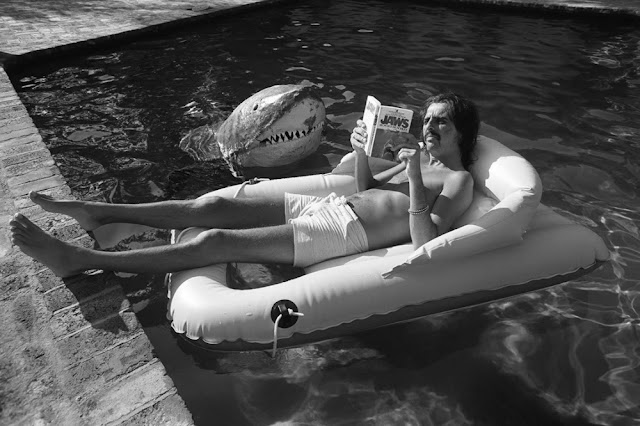 alice cooper tomando el sol en la piscina