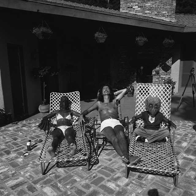 alice cooper tomando el sol con la cosa del pantano y un extraterrestre