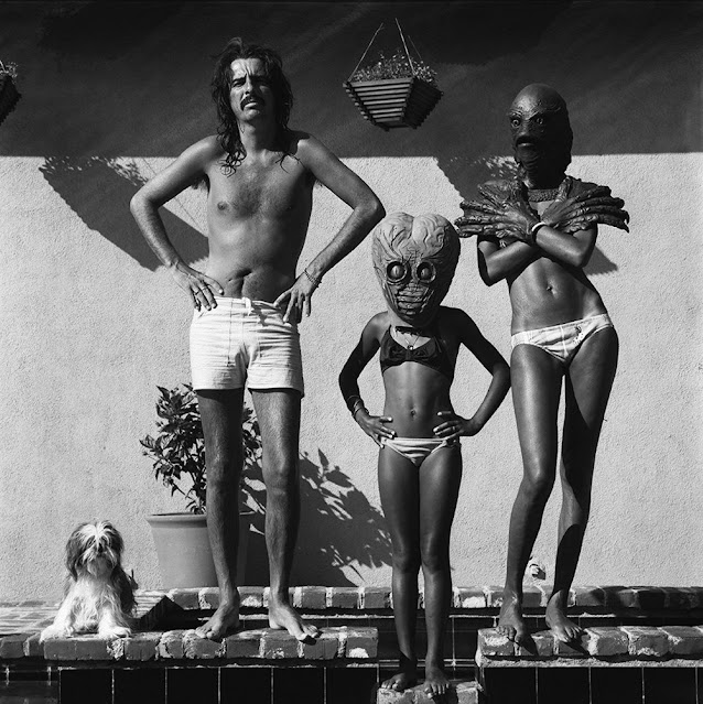 alice cooper posando con un extraterrestre y la cosa del pantano