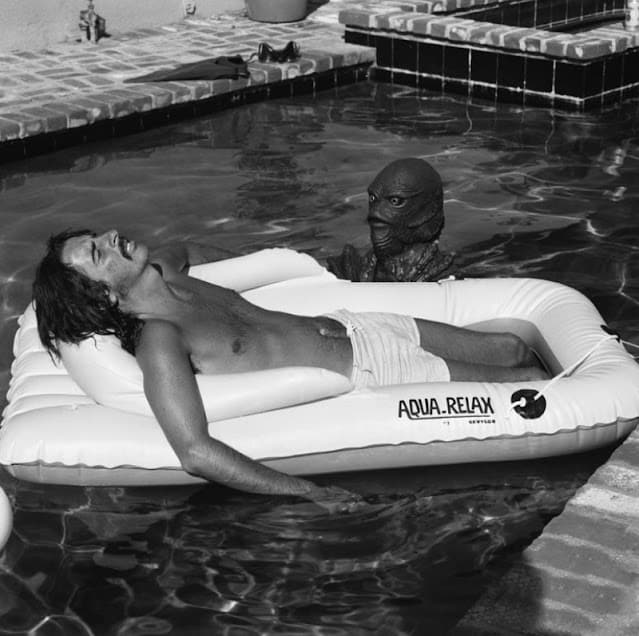 Alice Cooper y la cosa del pantano en la piscina
