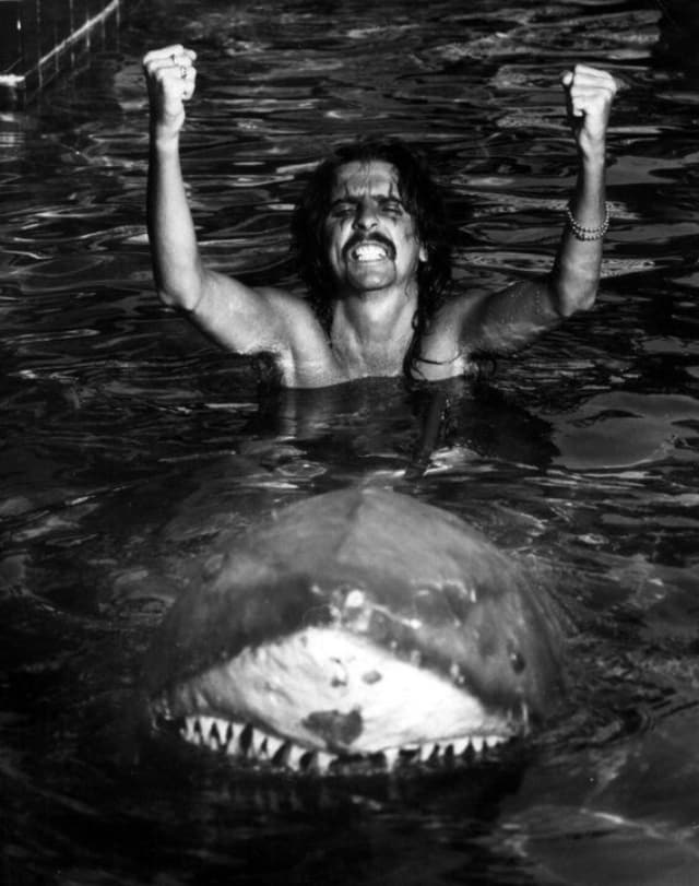 alice cooper en el mar con un tiburon
