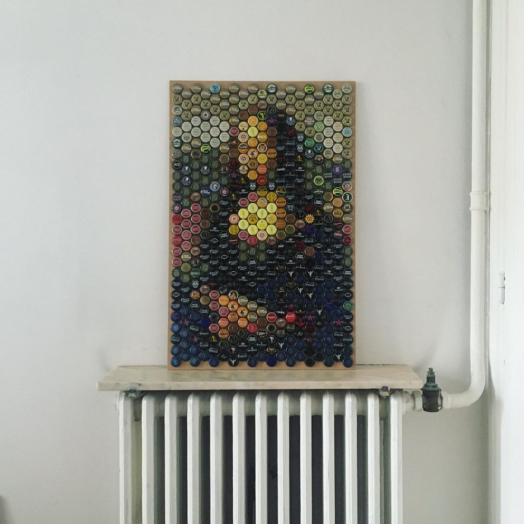Representacion de la mona lisa hecha con chapas de cerveza por Jean Marie Lambert