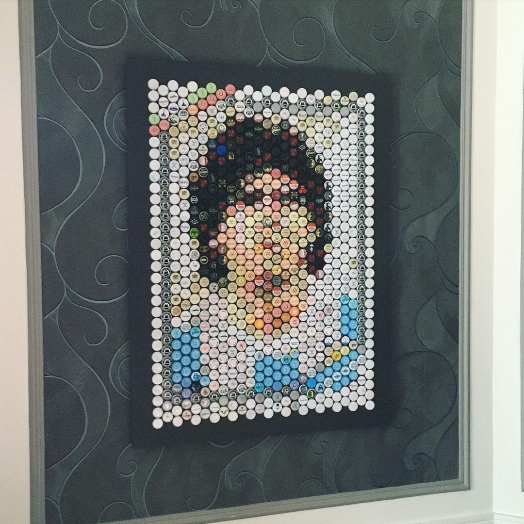 Cuadro de diego armando maradone hecho con tapones de cerveza