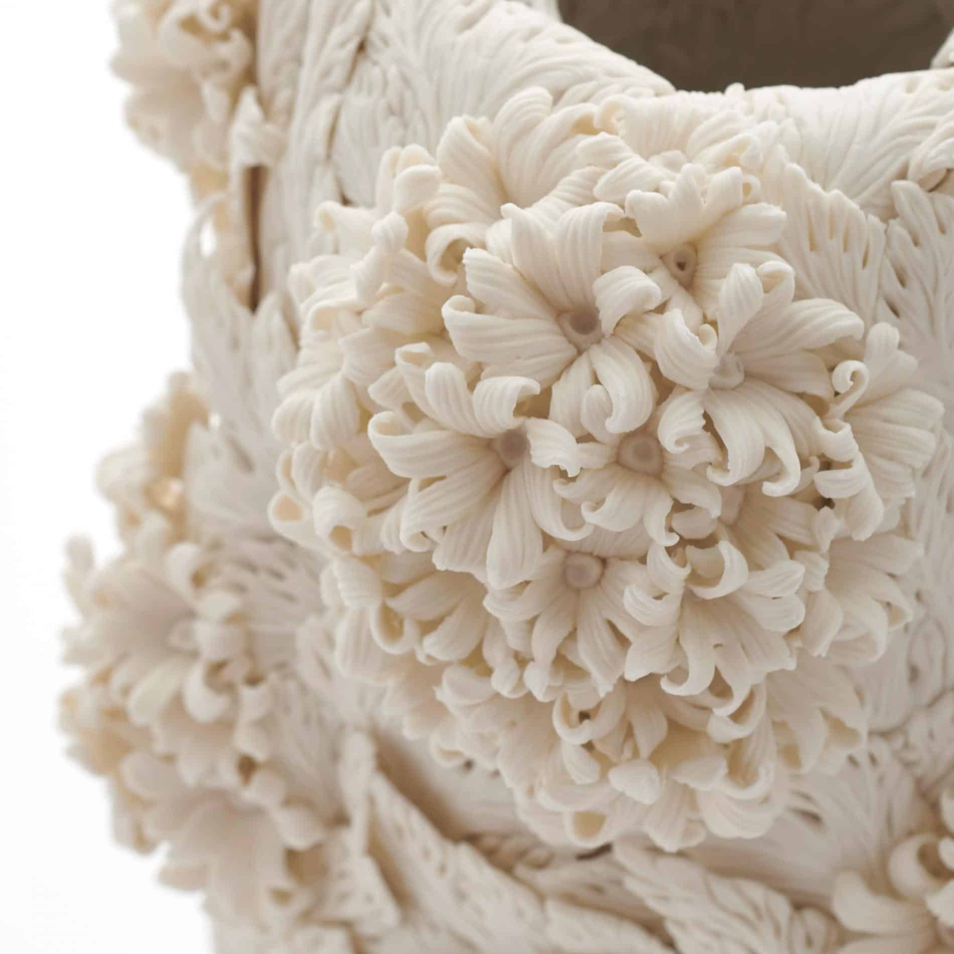 detalle de flores de la obra deporcelana de la artista japonesa hatomi hosono