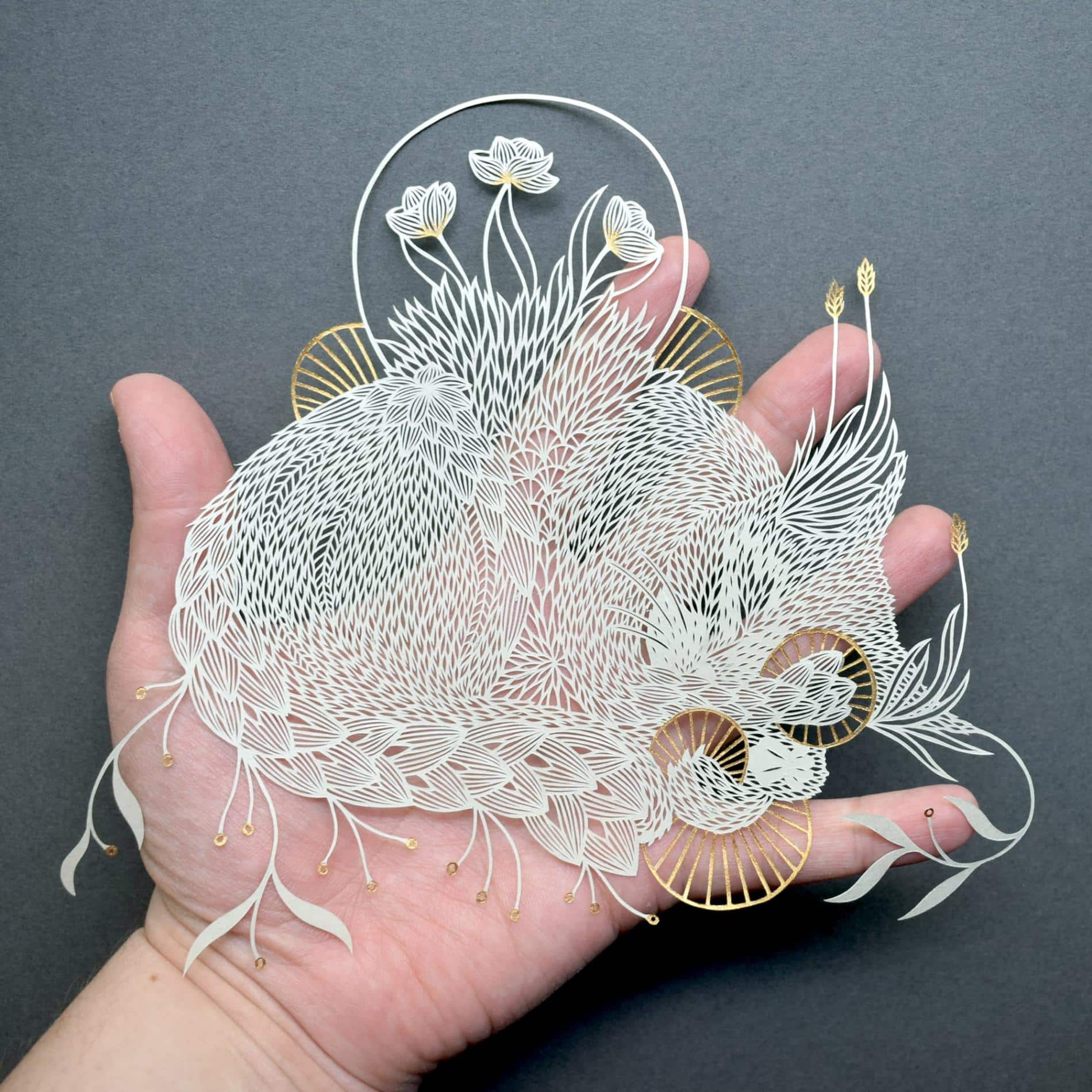 detalle de flores lancas creadas con papel cortado por la artista pippa dyrlaga