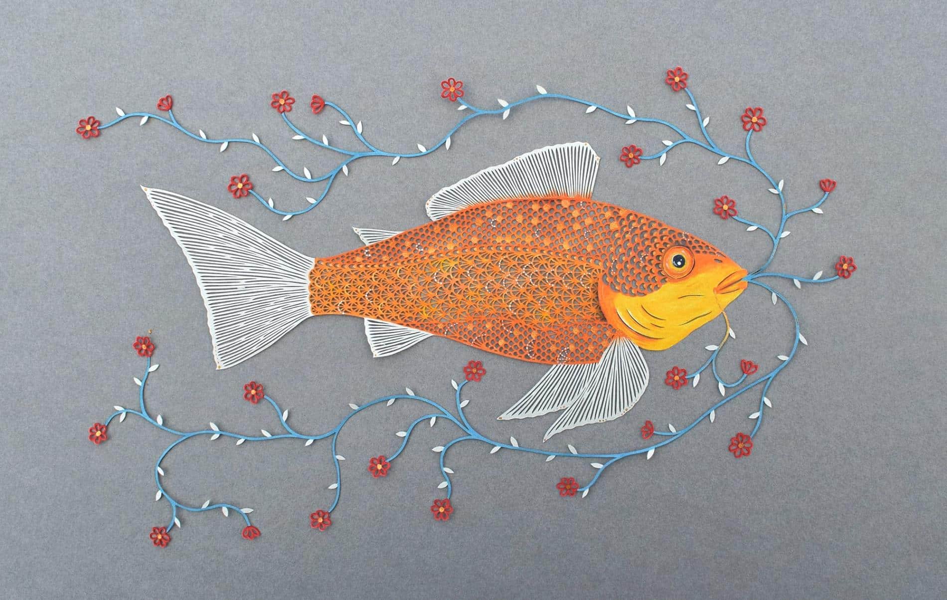 escamas de pescado color naranja hecho por la artosta de papel pippa dyrlaga