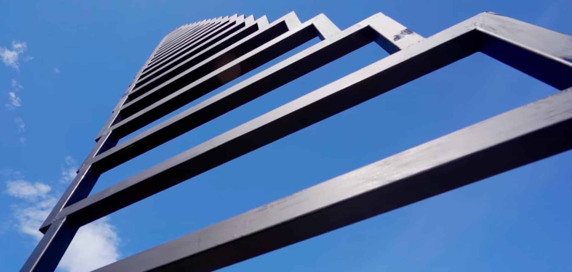 instalacion de acero escalera al cielo ilusion optica plano