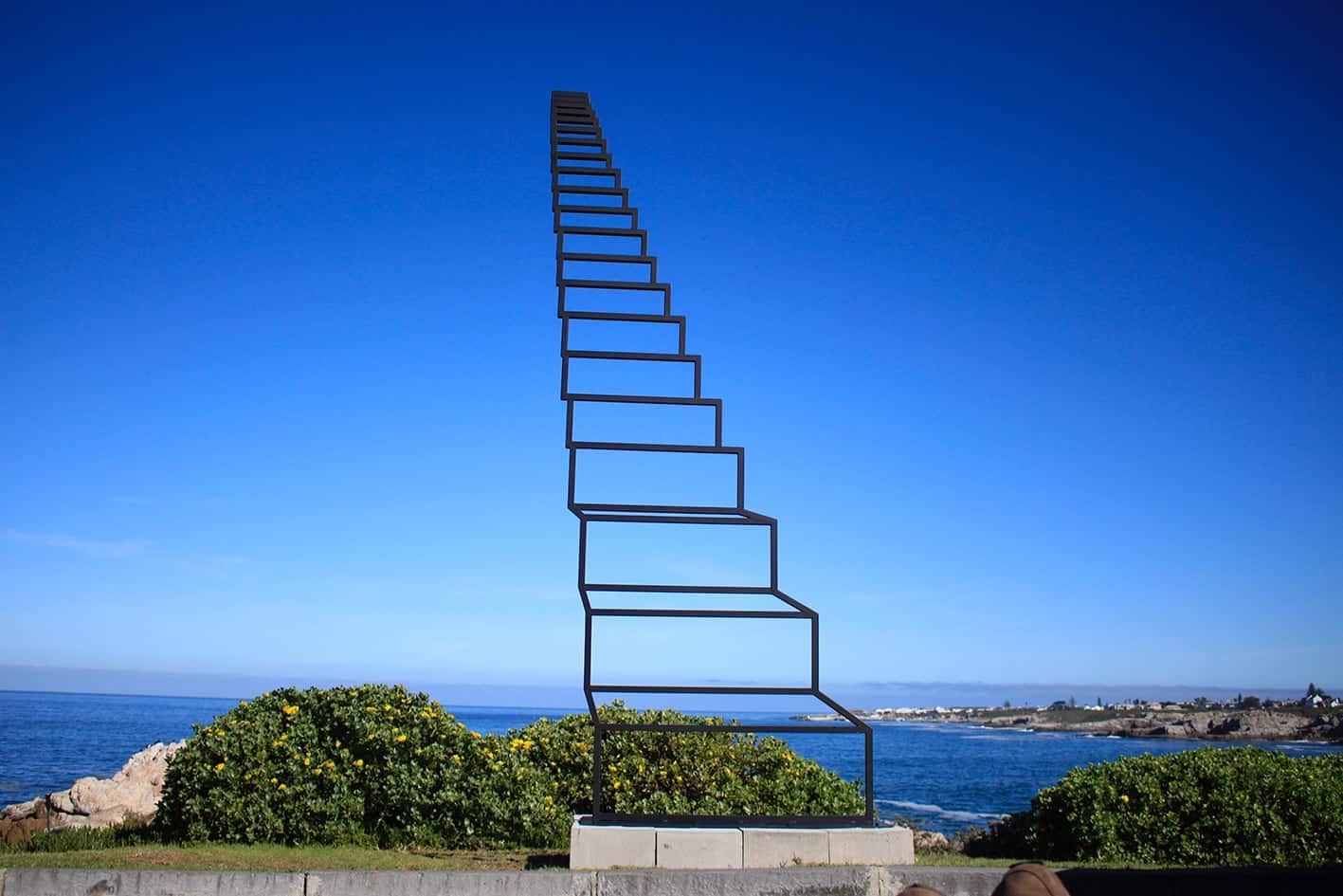 instalacion de acero escalera al cielo ilusion optica