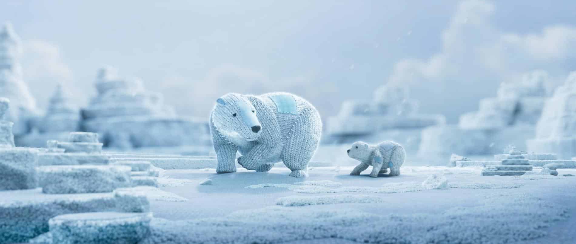 mama osa y bebe oso polar huyen del artico debido a las debastadoras consecuencias del cambio climatico