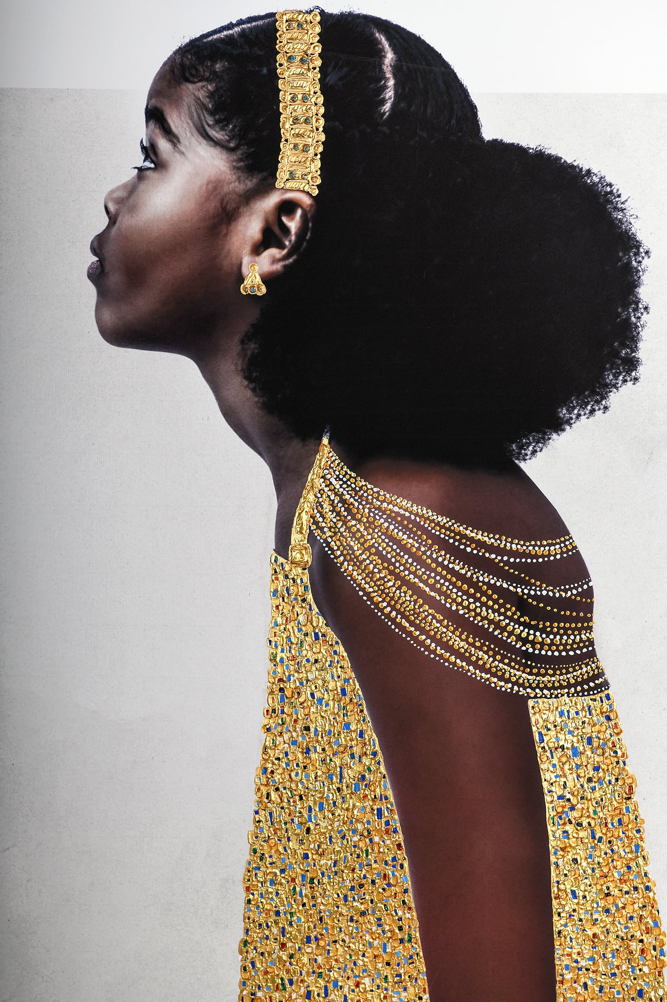 mirara adelante, mujer negra retrato de tawny chatmon y estilo dorado de klimt