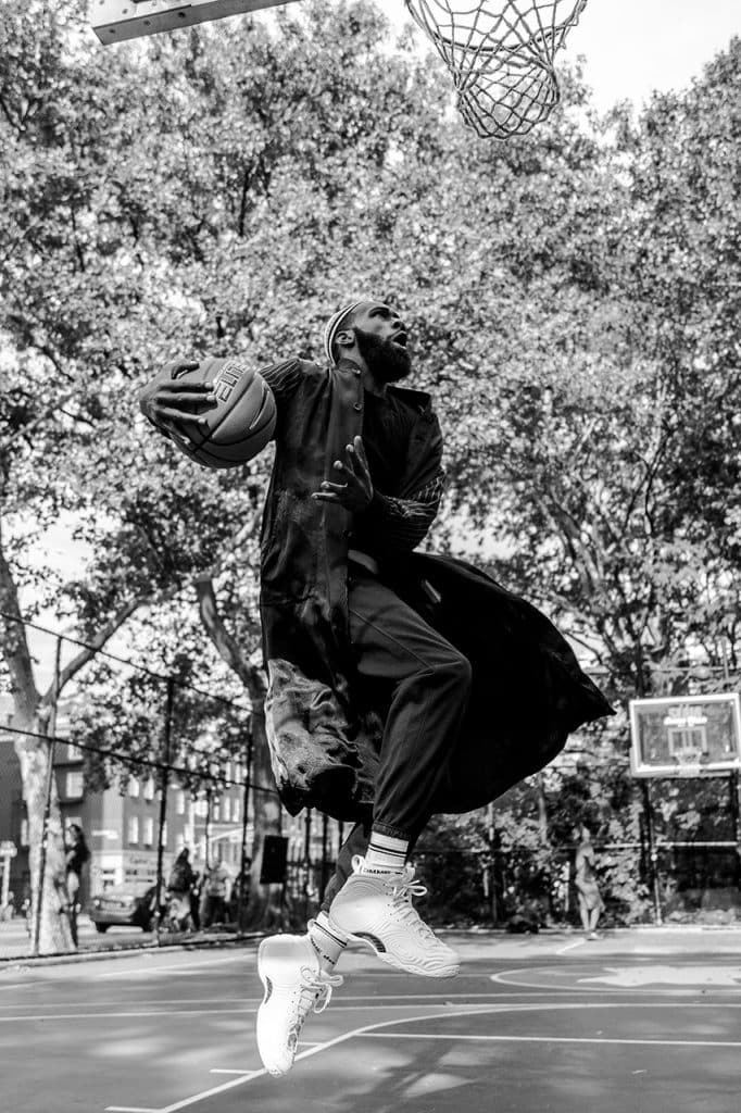 JayWill jugando al basket en una cancha de brooklyn