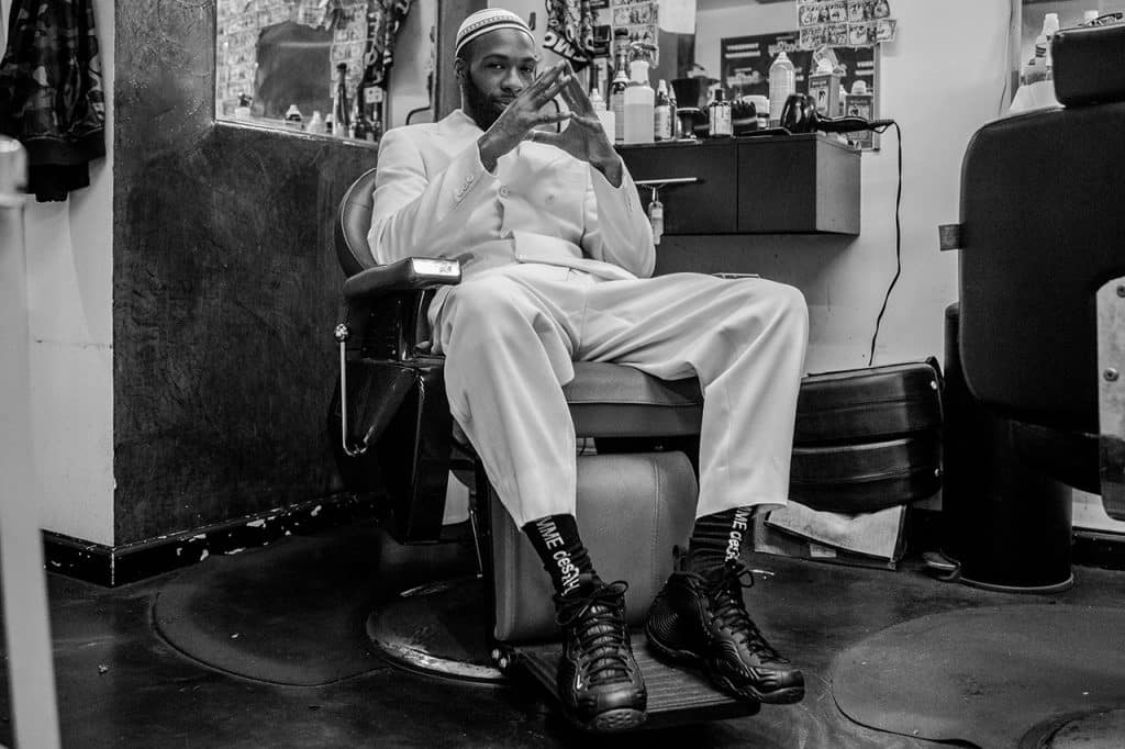 JayWill sentado en una silla de barbero
