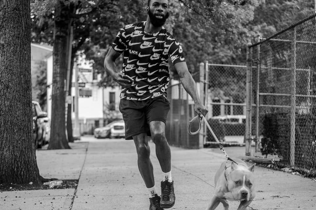 JayWill vestido por completo de nike y paseando a su perro