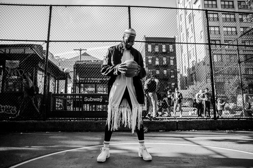 JayWill posando en una cancha de basket en brooklyn