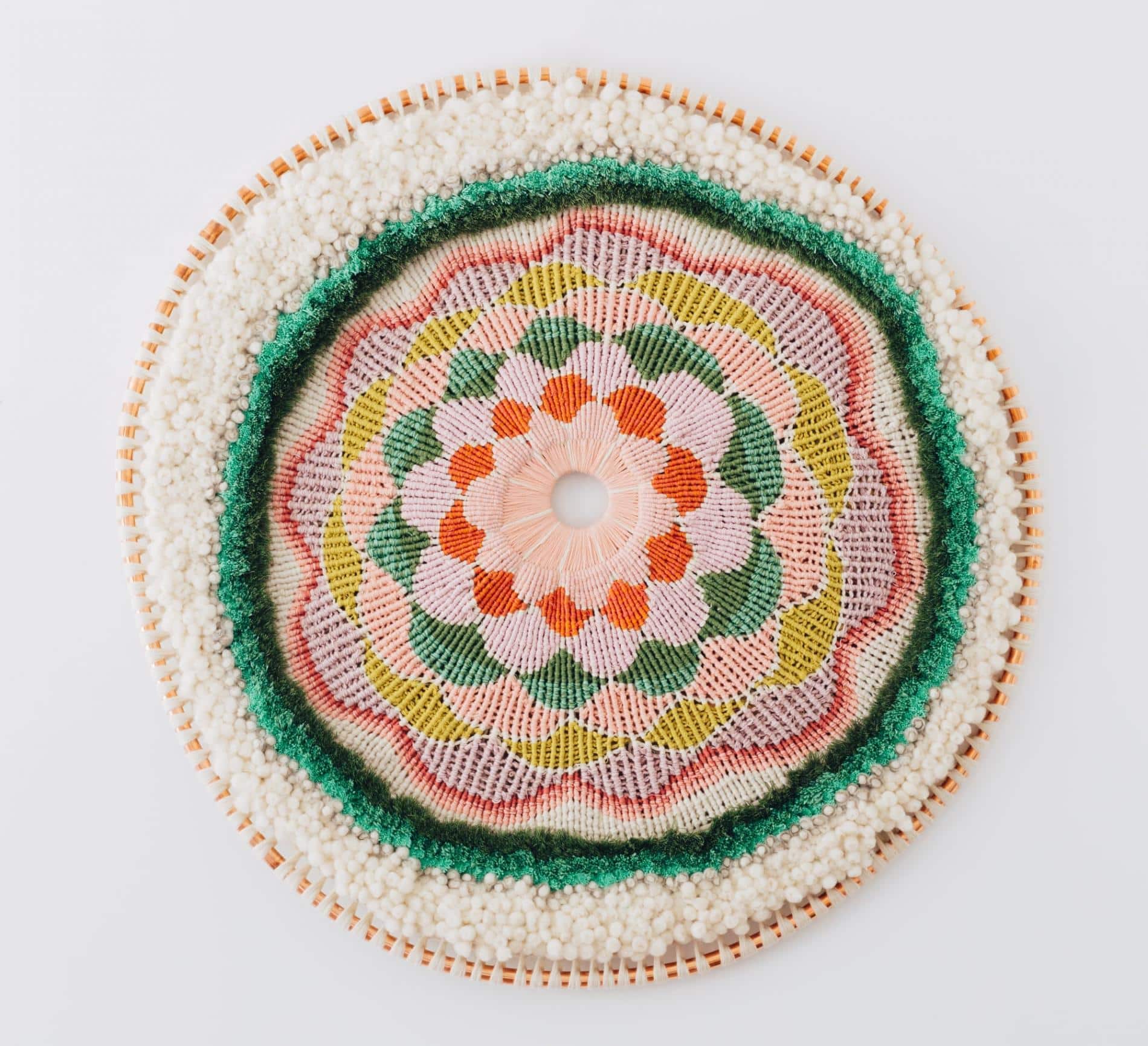 tapices tejidos con fibras naturales de tammy kanat diseños de colores