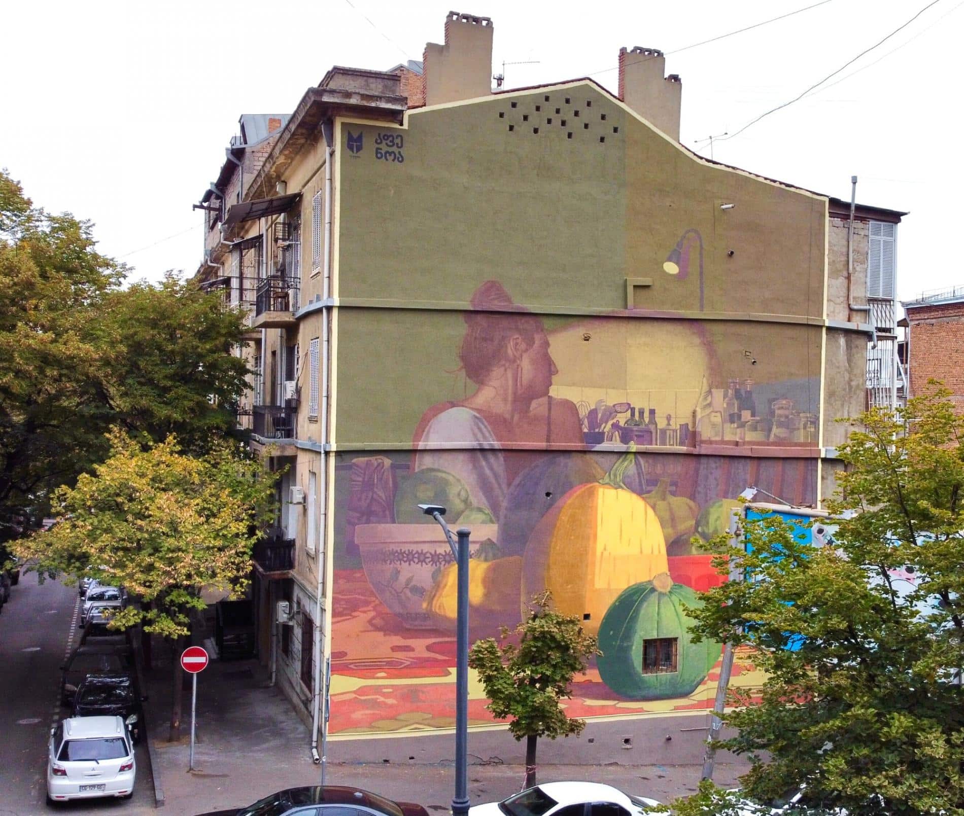 tbilisi mural fest mural de mujer pensativa en la cocina con luz tenue de aphenoa