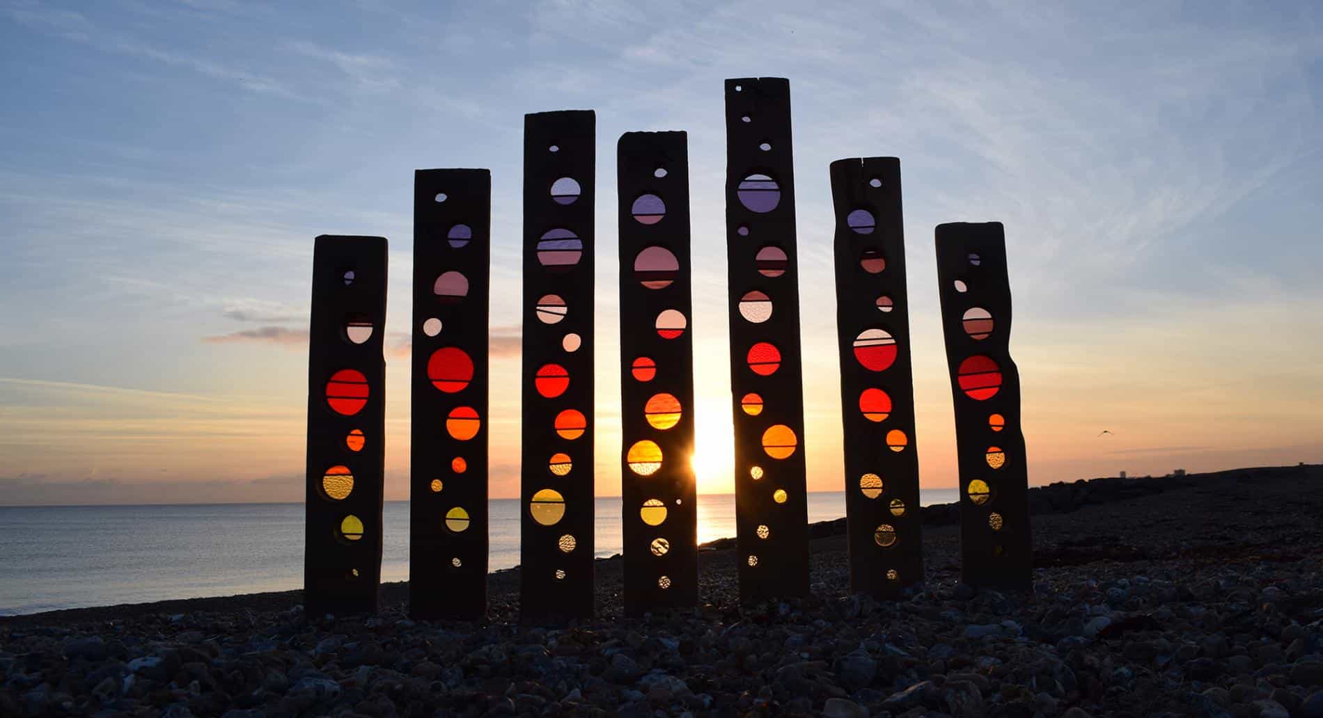 totems de luz hechos con esculturas de vidrio pintado de colores
