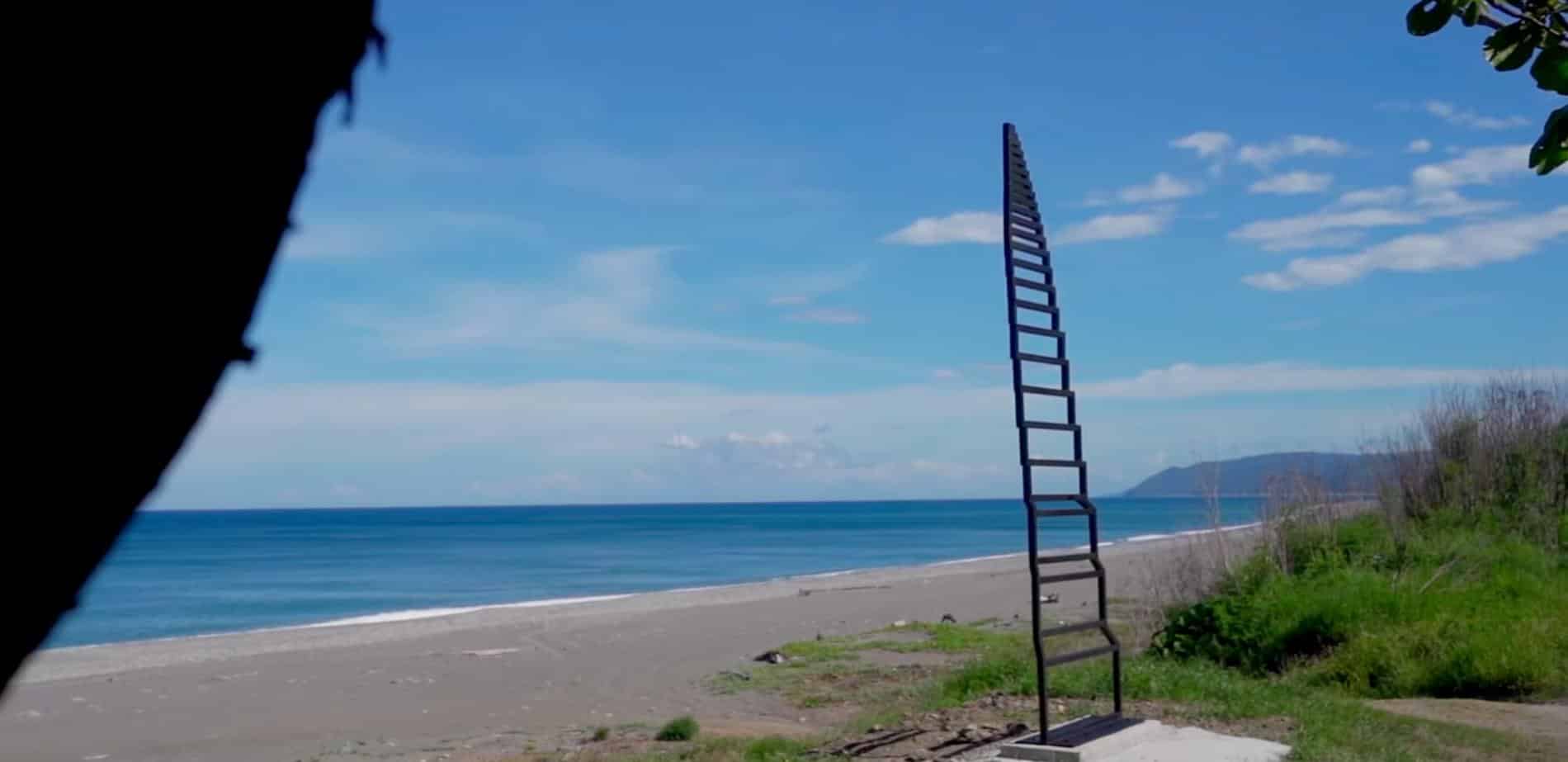 una escalera que va al cielo instalacion de land art