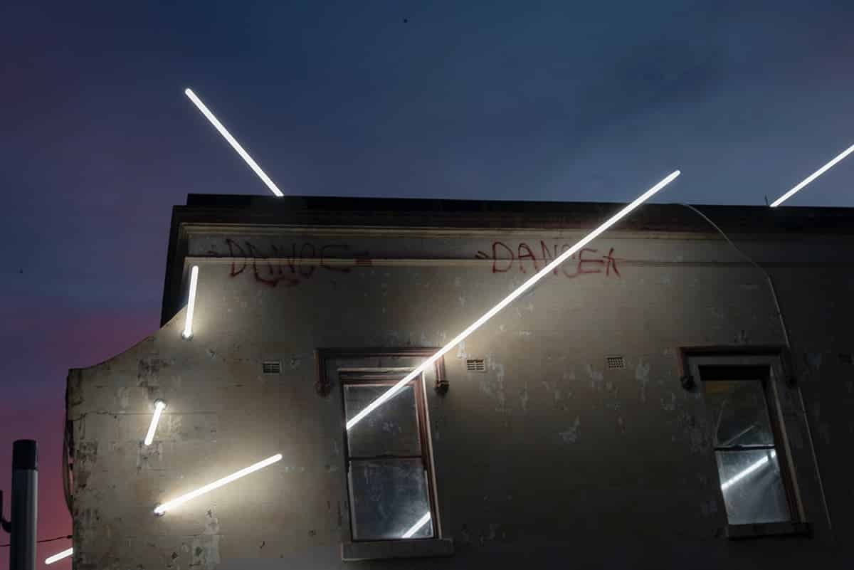 Ian Strange casa iluminada intervencion arquitectonica trozo de pared atravesada por luz
