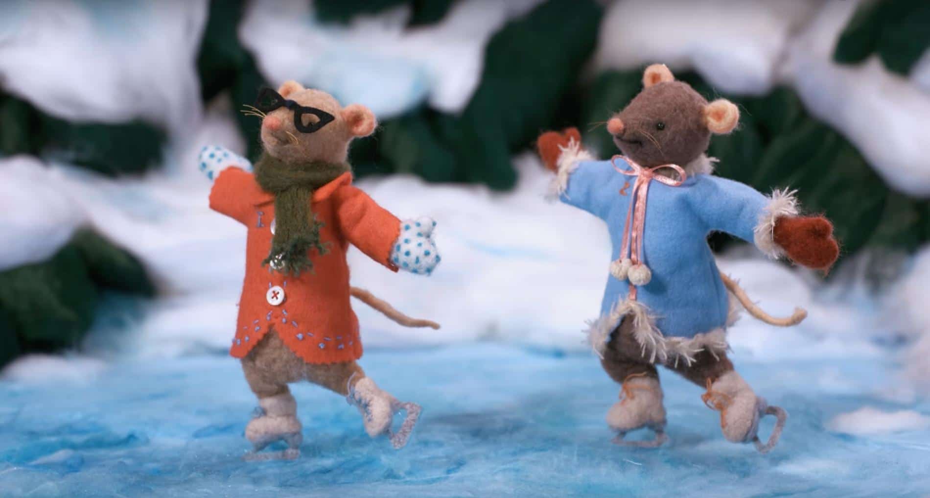 conejitos de fieltro patina en hielo en video musiocal de navidad hecho en stop motion