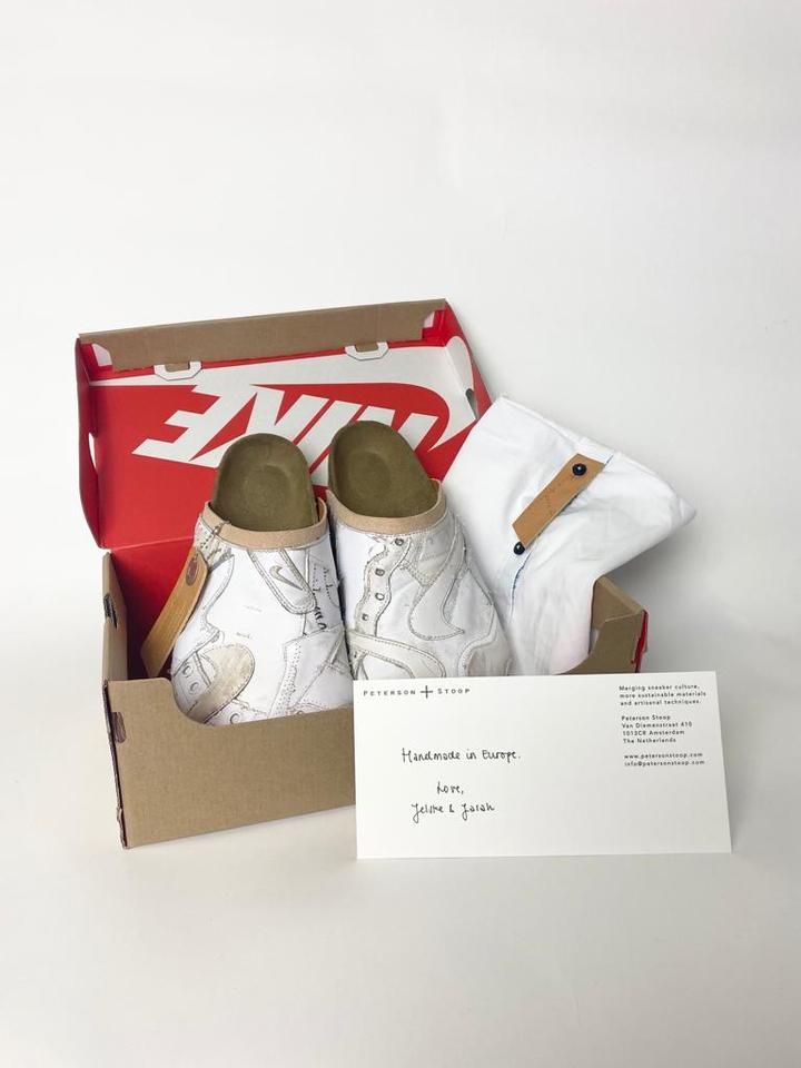 empaque de zapatos sostenibles en caja usada de nnike y trajeta esrita a mano por Peterson Stoop