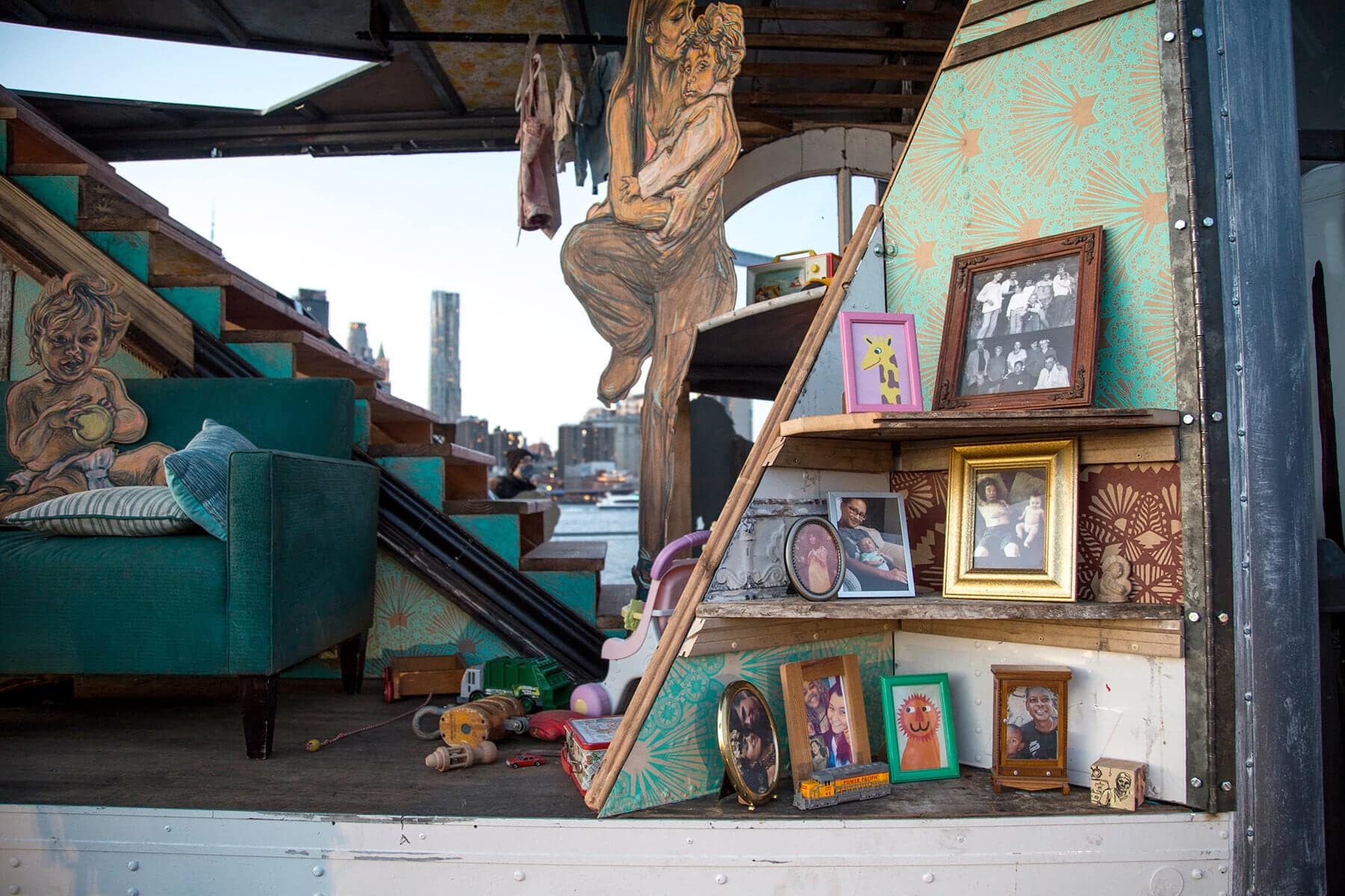 la vida domestica dentro del camion tranformado en casa como obra itinerante de swoon