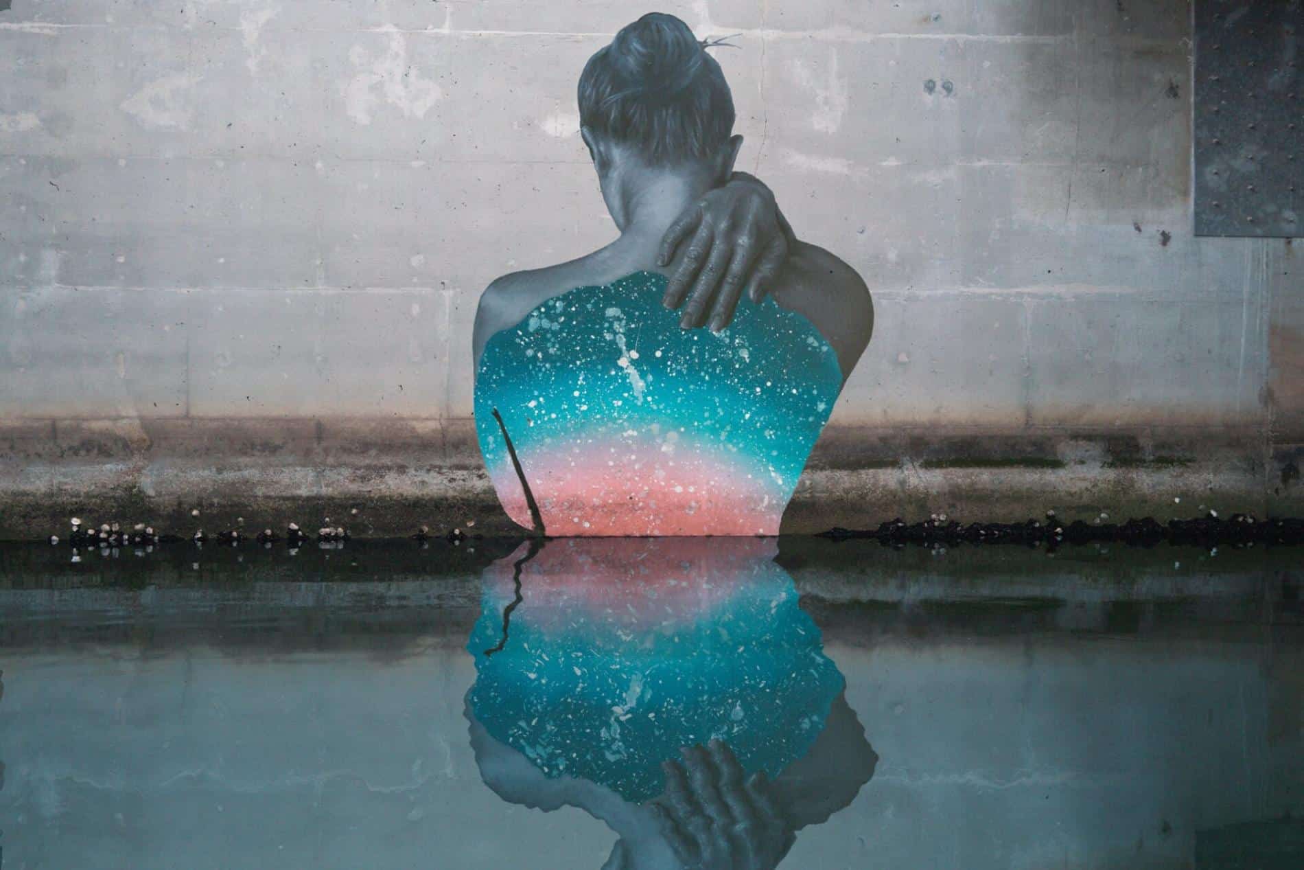 HULA MURAL DE MUJER UNIVERSO DE ESPALDAS QUE EMERGE DEL AGUA