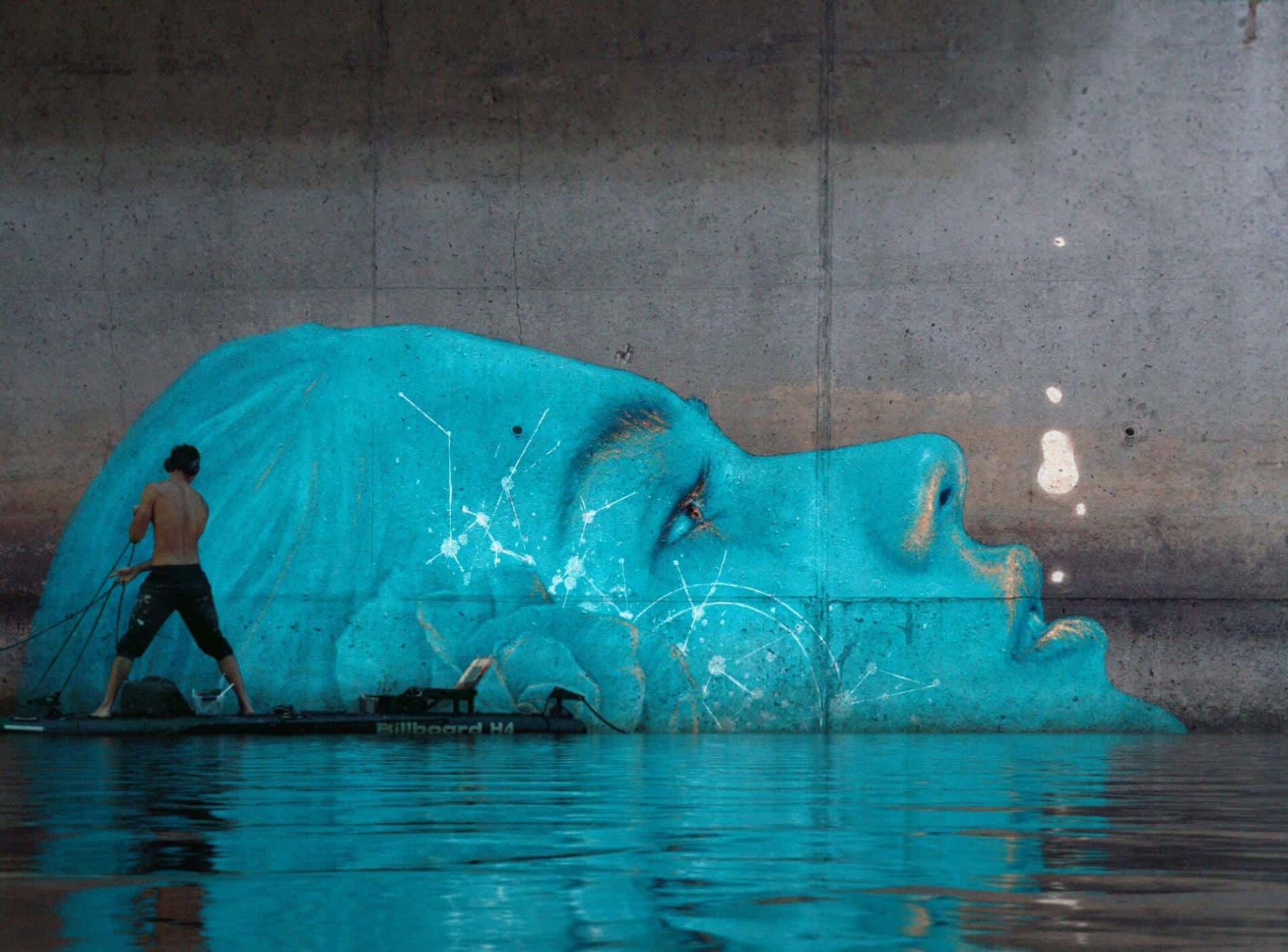 HULA MURAL DE ROSTRO DE MUJER AZUL QUE ENERGE DEL AGUA