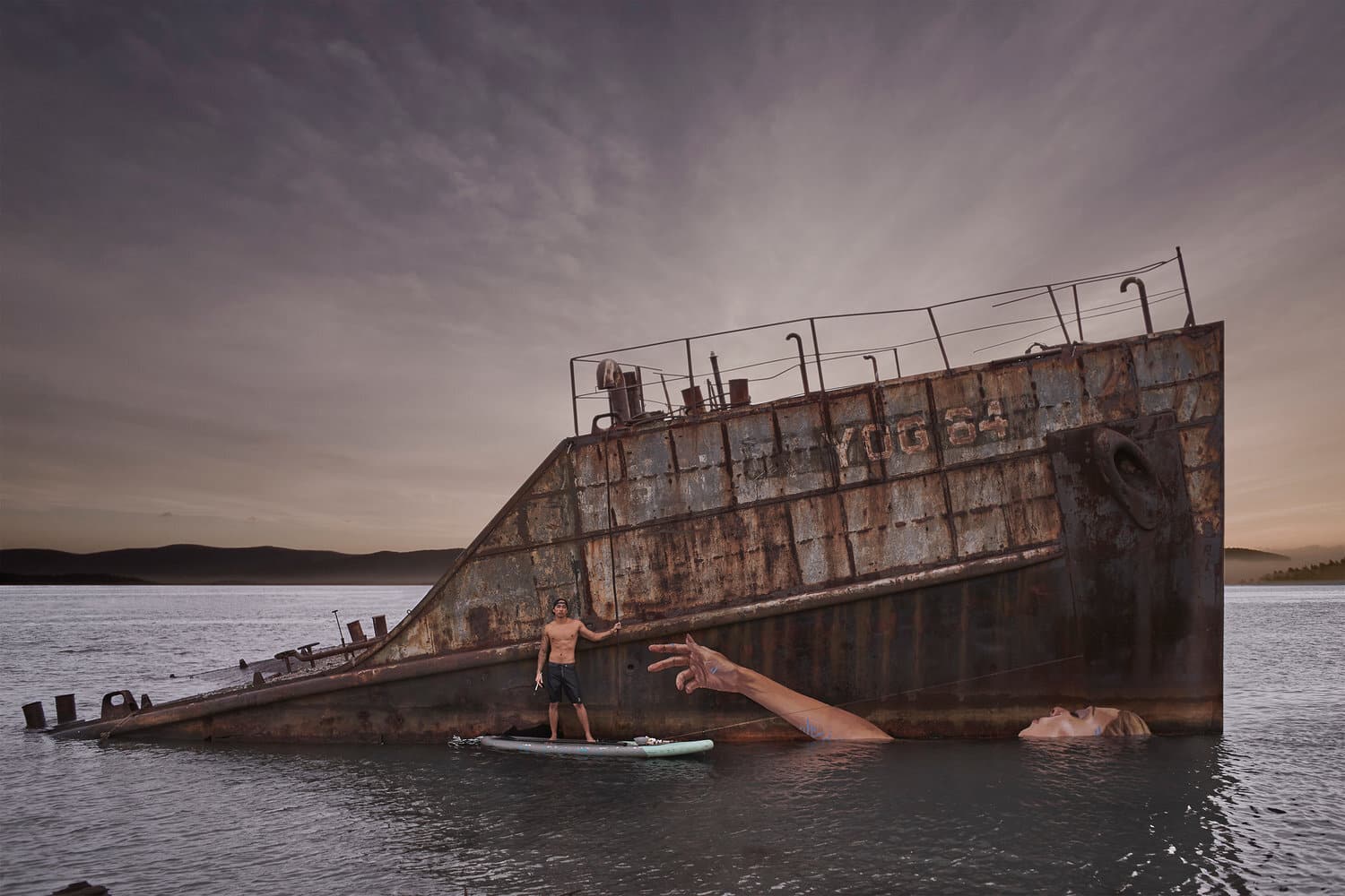 MURAL SOBRE BARCO VIEJO EN EL MAR DE MUJER DANDO LA MANO A HULA