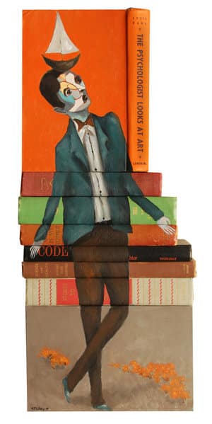 Mike Stilkey puntura y escultura con libros viejos hombre con barco
