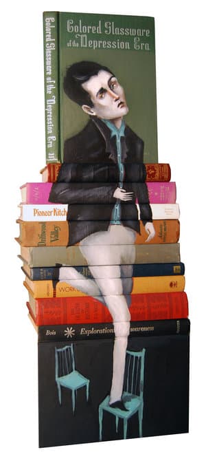 Mike Stilkey puntura y escultura con libros viejos hombre con depresion economica