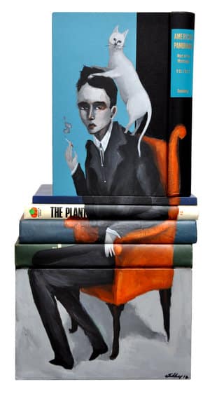 Mike Stilkey puntura y escultura con libros viejos hombre con gato