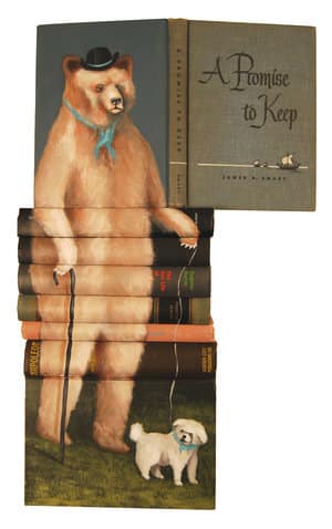 Mike Stilkey puntura y escultura con libros viejos oso con perrp