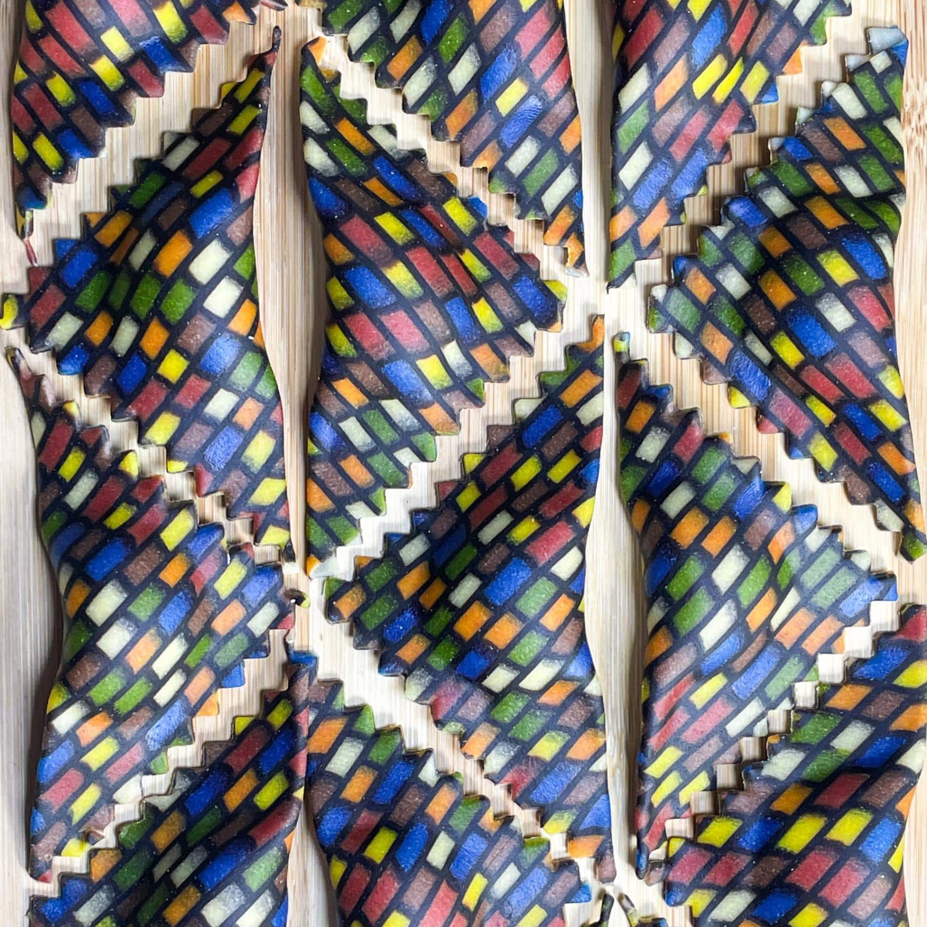 david rivillo arte en pasta rellena con colores y figuras geometricas