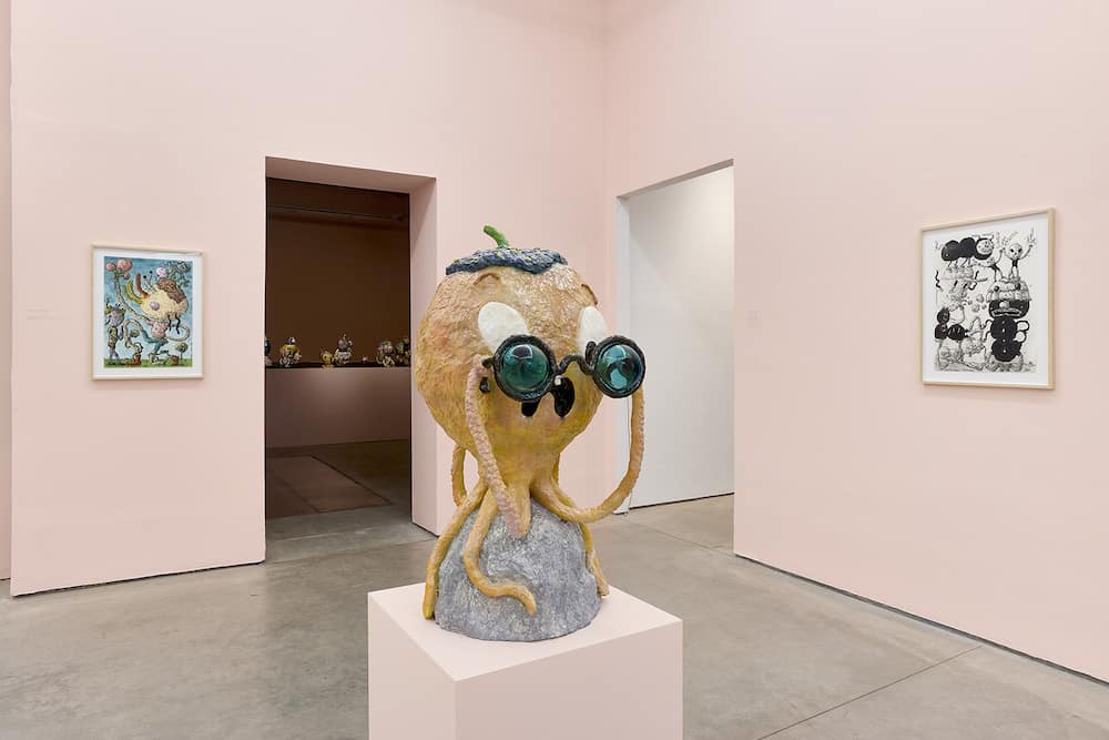 esculrura en ceramica perosnaje con gafas joakim ojanen