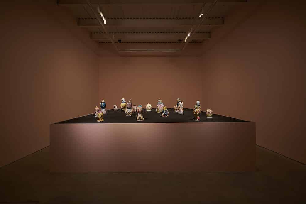 escultura en ceramica de ojanene personajes en su universo