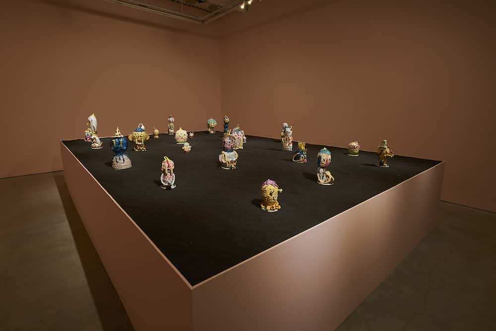 escultura en ceramica de ojanene personajes exposición
