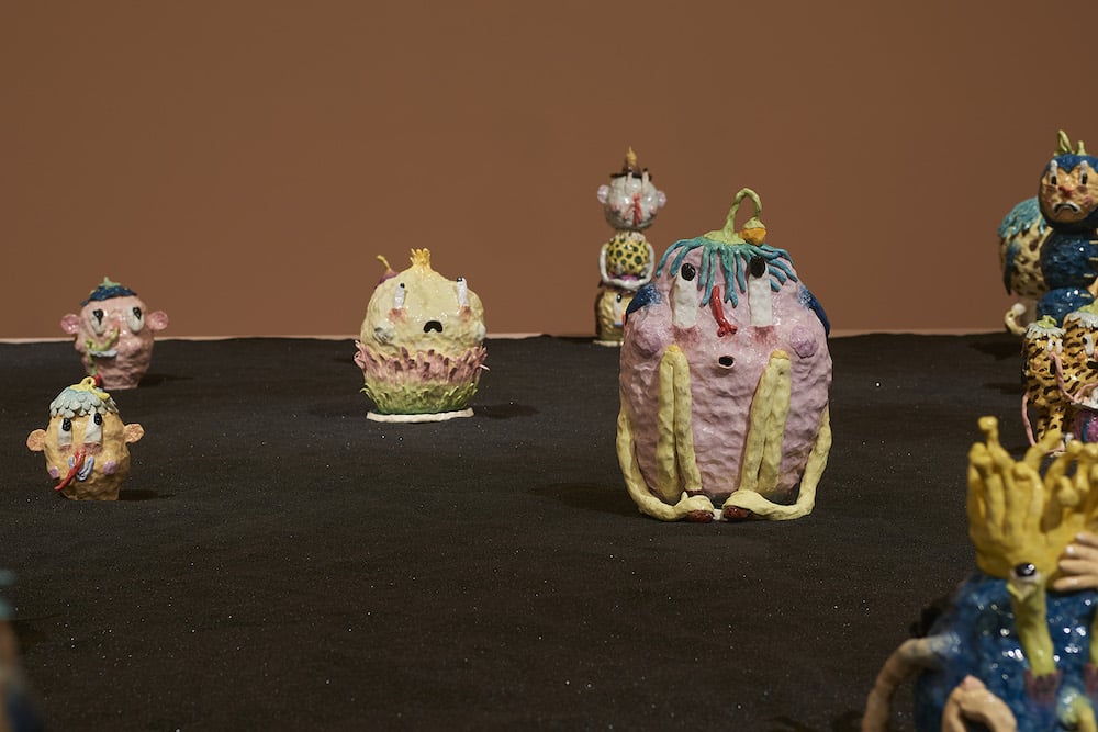 escultura en ceramica de ojanene personajes que sacan ese niño interio