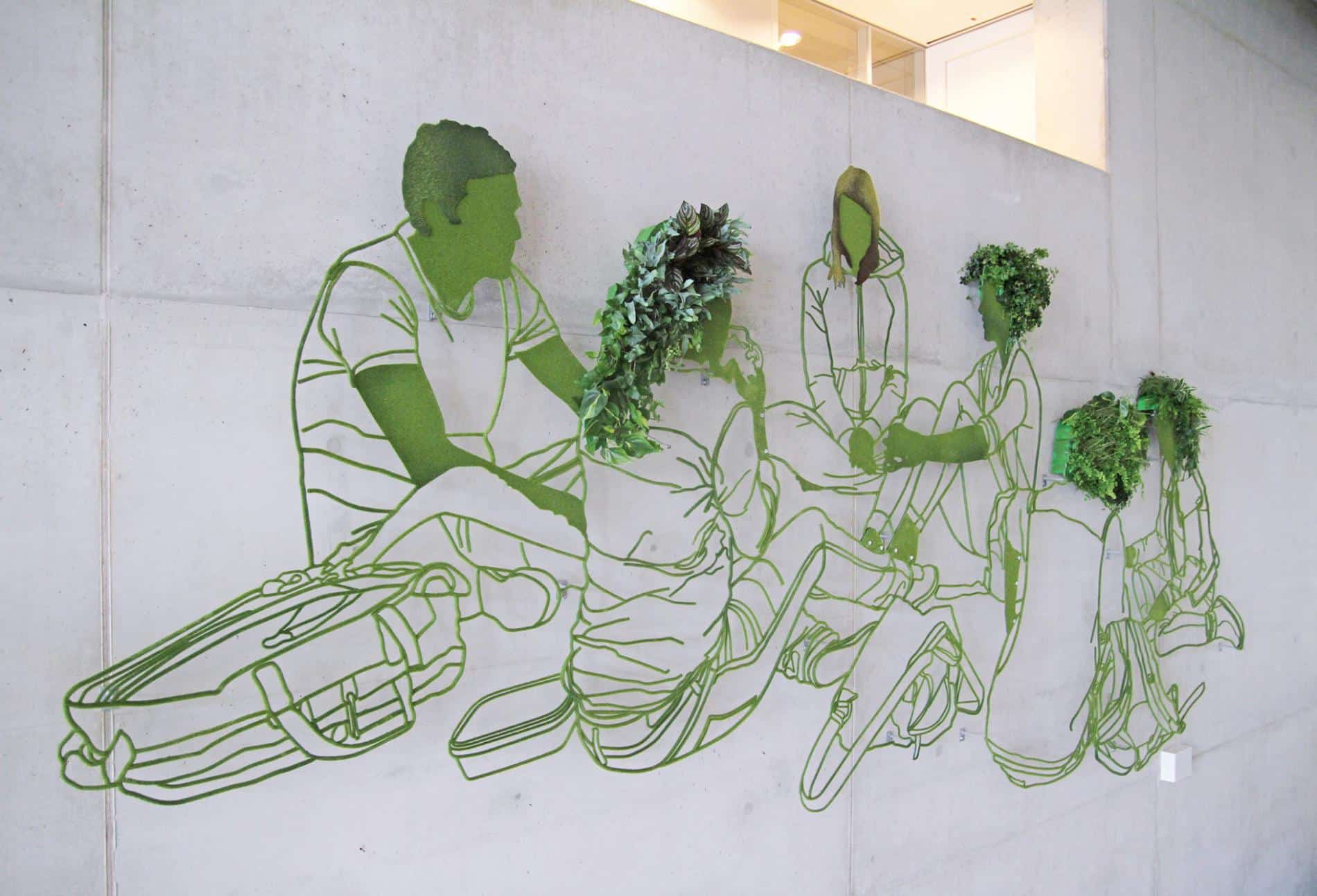 frank plant escultura de foiguras verdes en acero con plantas