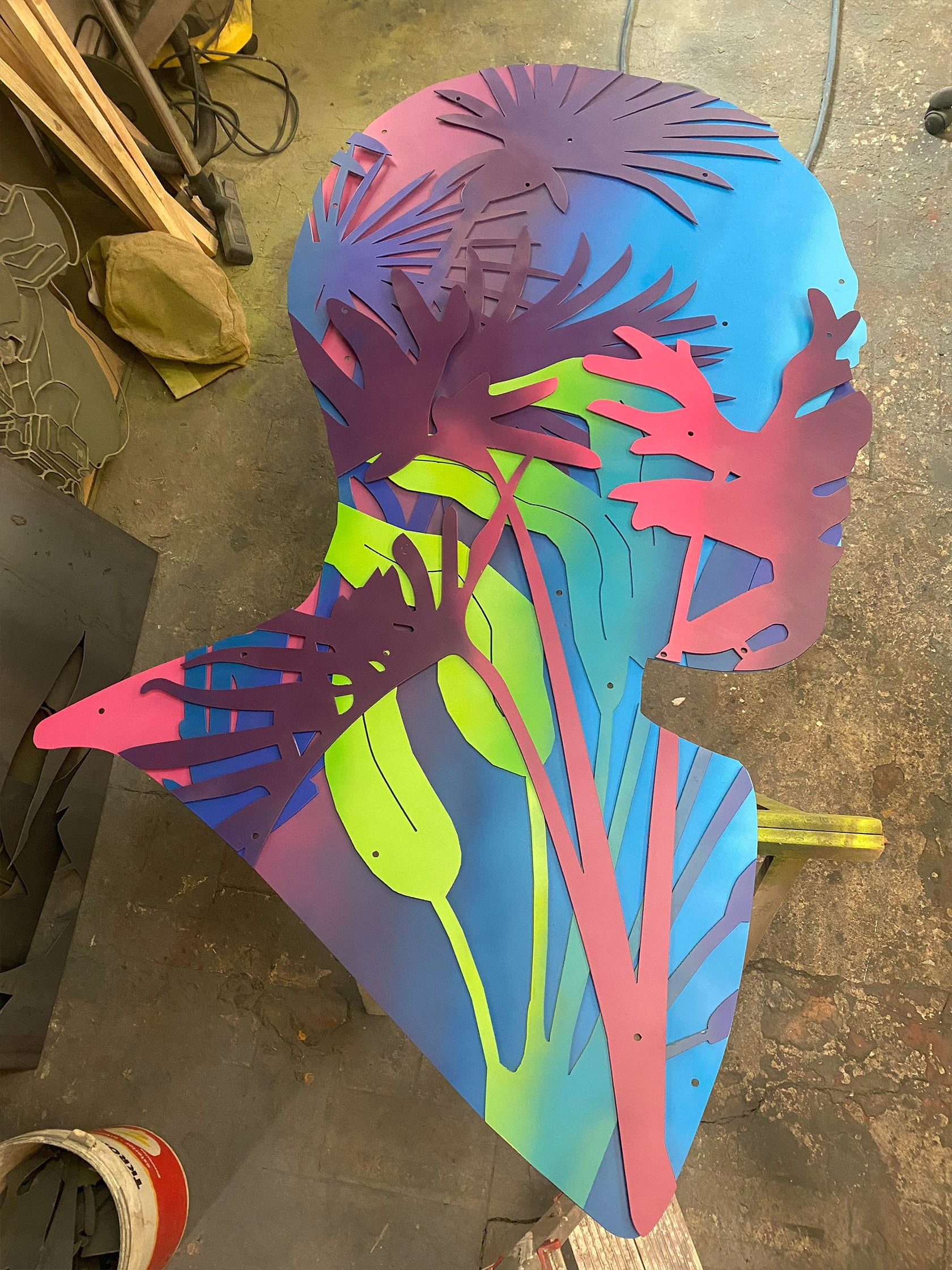 frank plant escultura figurativa perfil humano llen de plantas de colores7