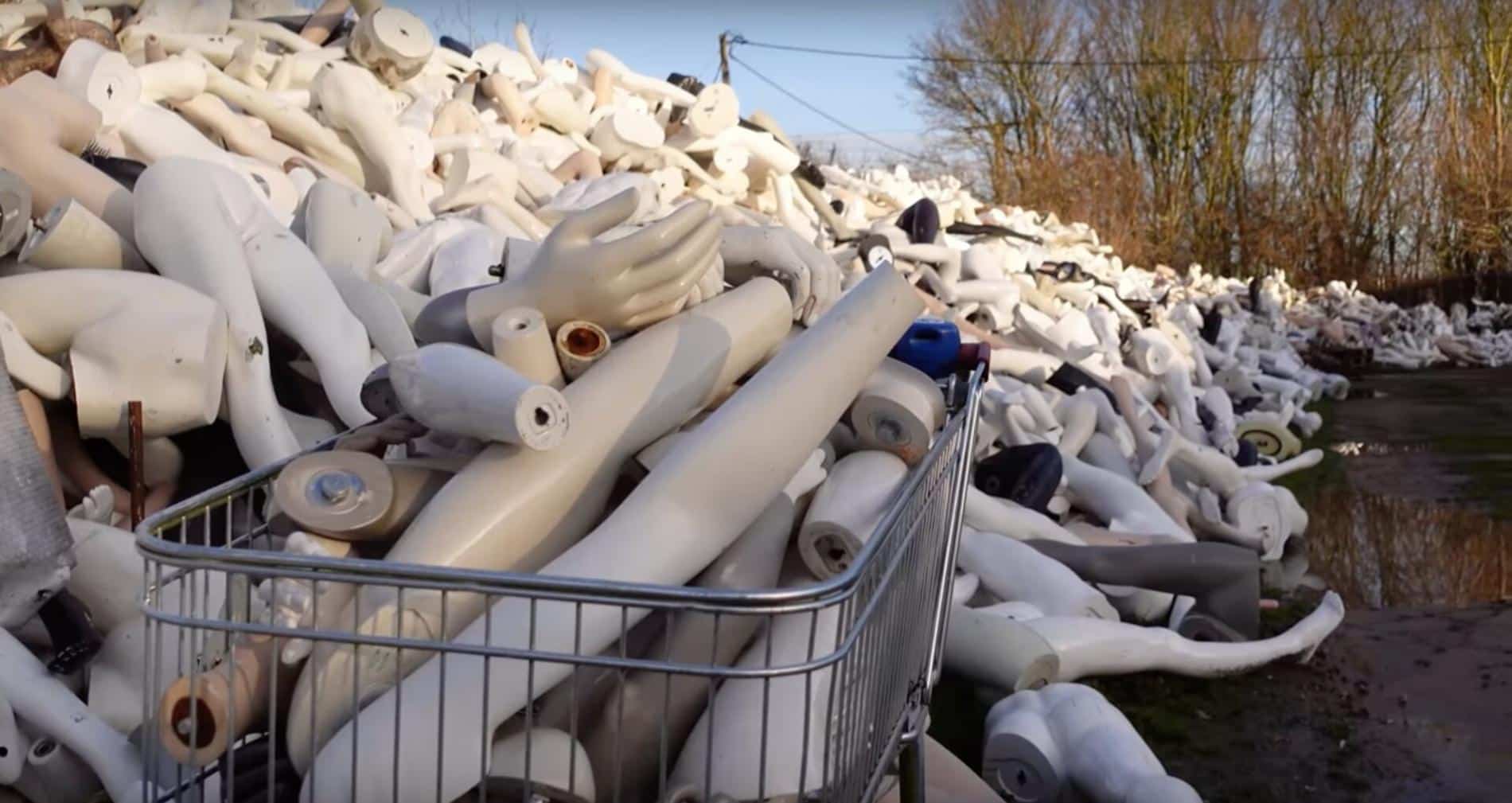 mannakin maniquies reciclados en carritos de mercado