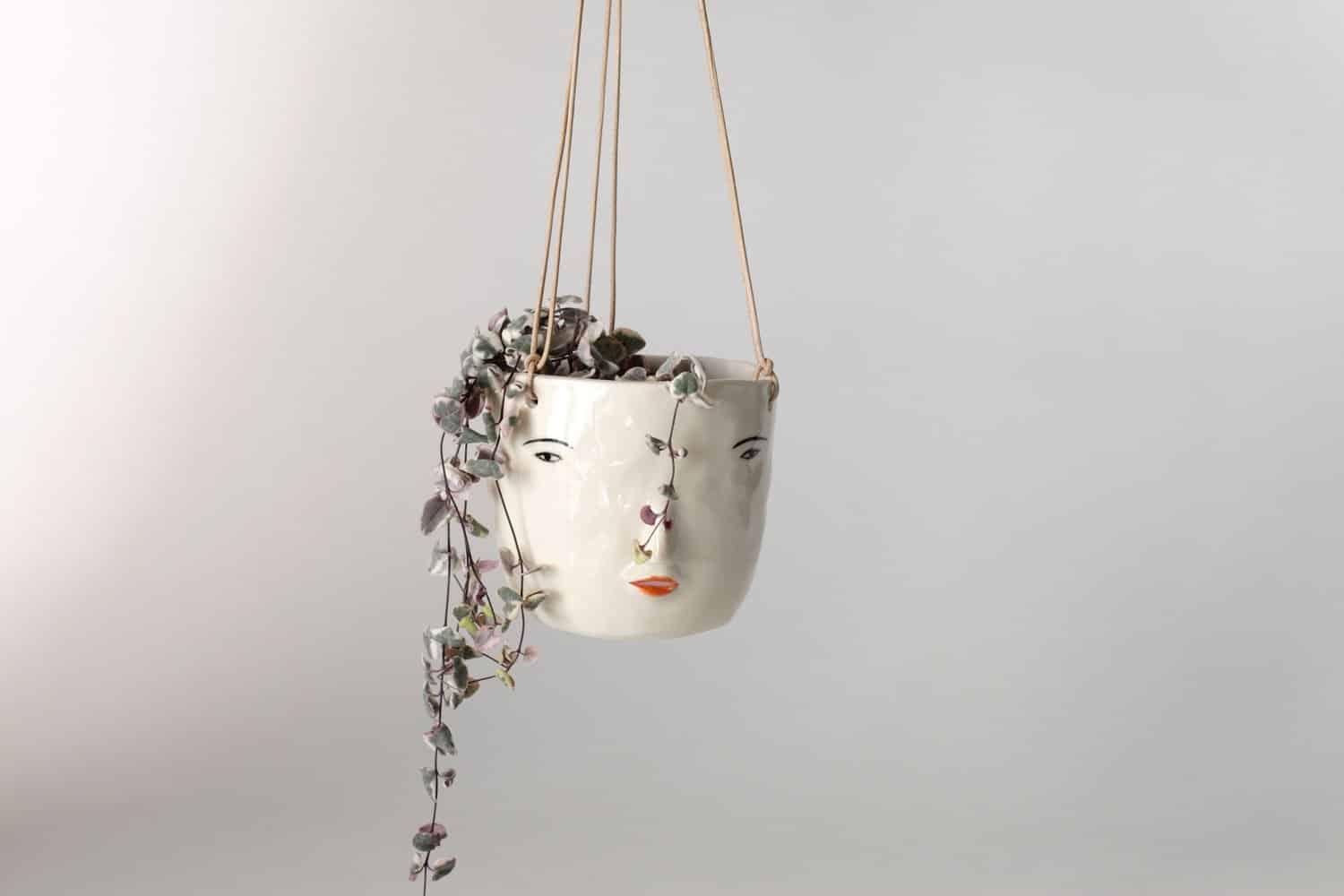 rami kim ceramista personajes en ceramica de uso funcional maceta colgante