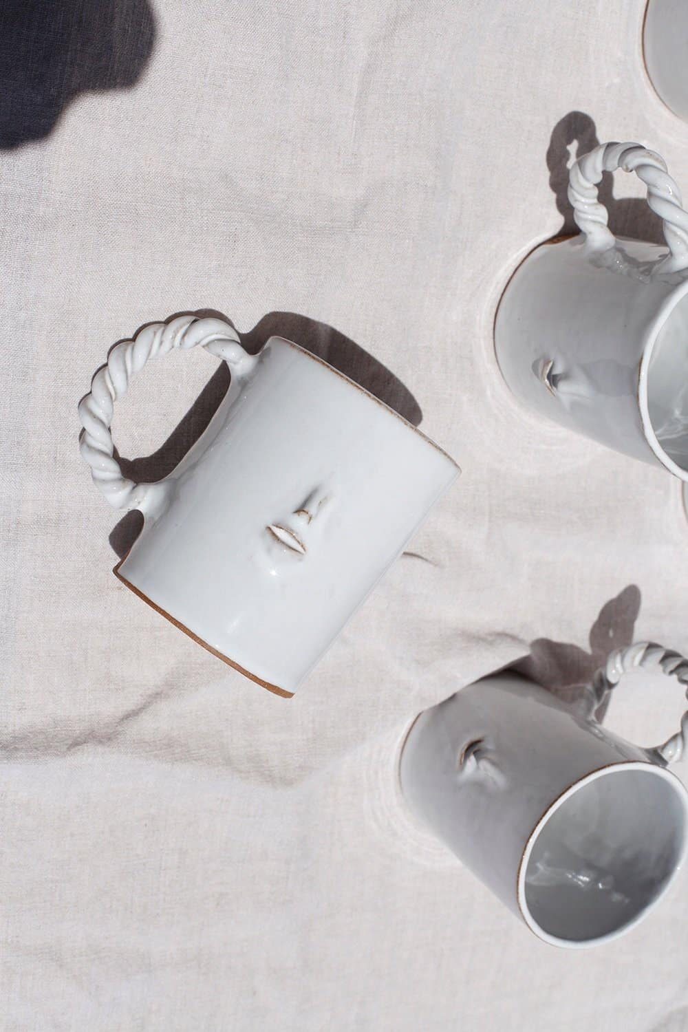 rami kim ceramista personajes en ceramica de uso funcional tazas sin ojos