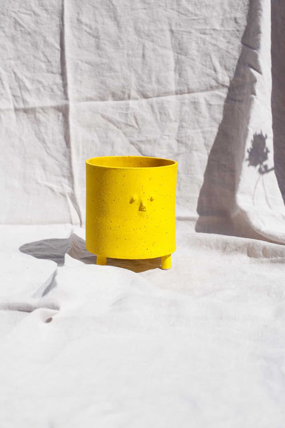 rami kim ceramista personajes en ceramica taza amarilla