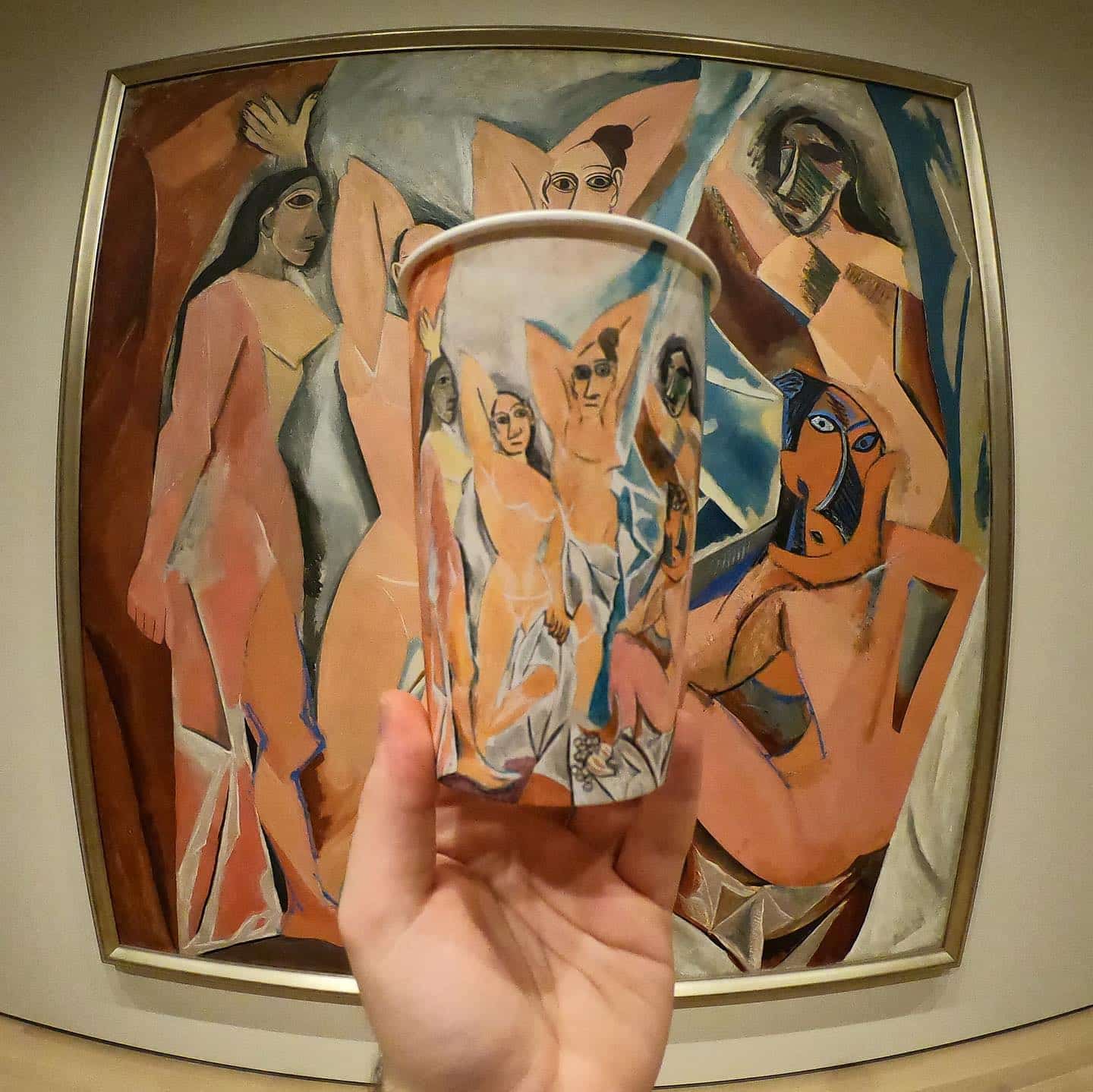 Berk Armagan artista viejero vasos de carton art