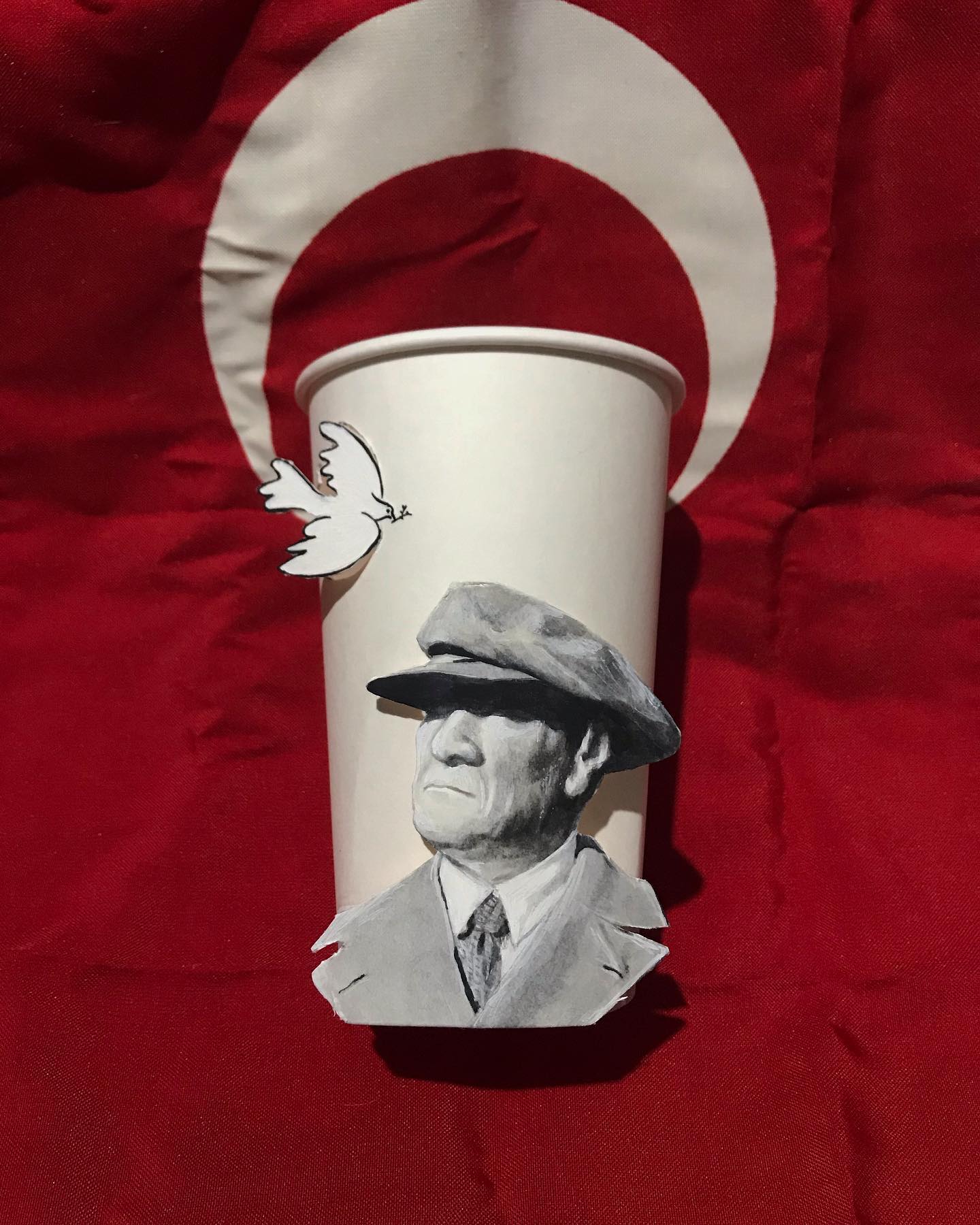 Berk Armagan artista viejero vasos de carton comunismo